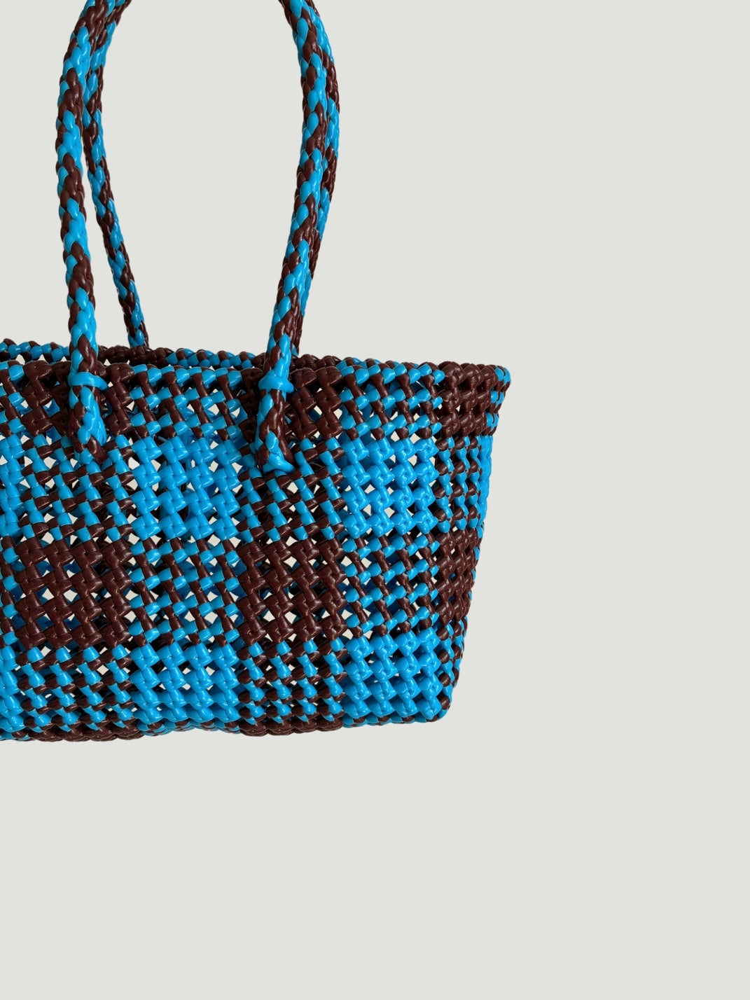 N°548S - SAC PANIER TRESSÉ MAIN - PETIT - bleu clair & bordeaux