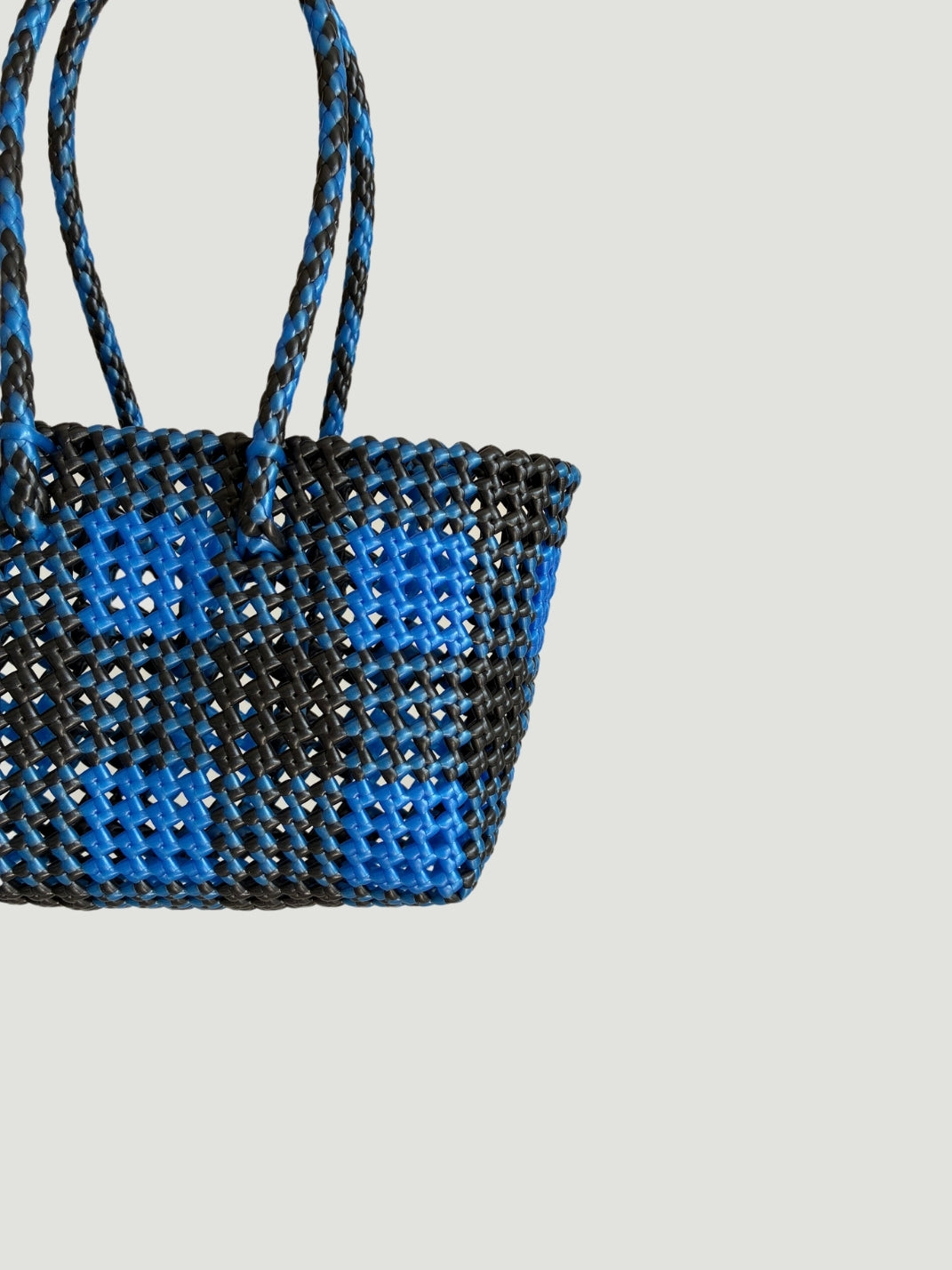 N°550 - SAC PANIER TRESSÉ MAIN - PETIT - noir irisé & bleu irisé