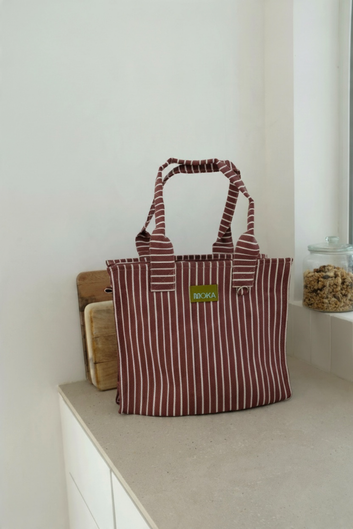 Sac du marché MOKA couleur merlot à rayures verticales blanches, fabriqué à la main en matériaux recyclés.