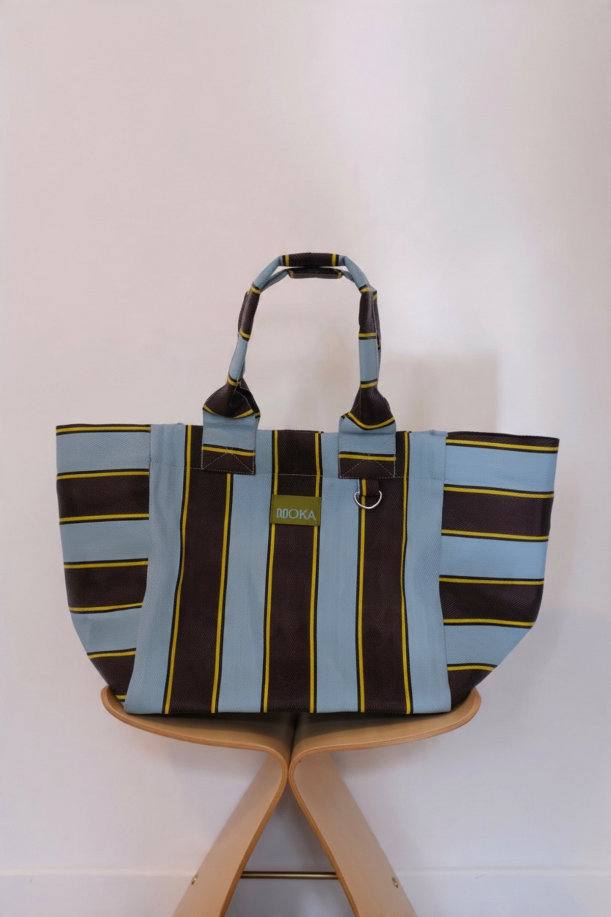Grand sac MOKA Formentera à rayures bleu ciel, marron et jaune, fabriqué à la main en matériaux recyclés