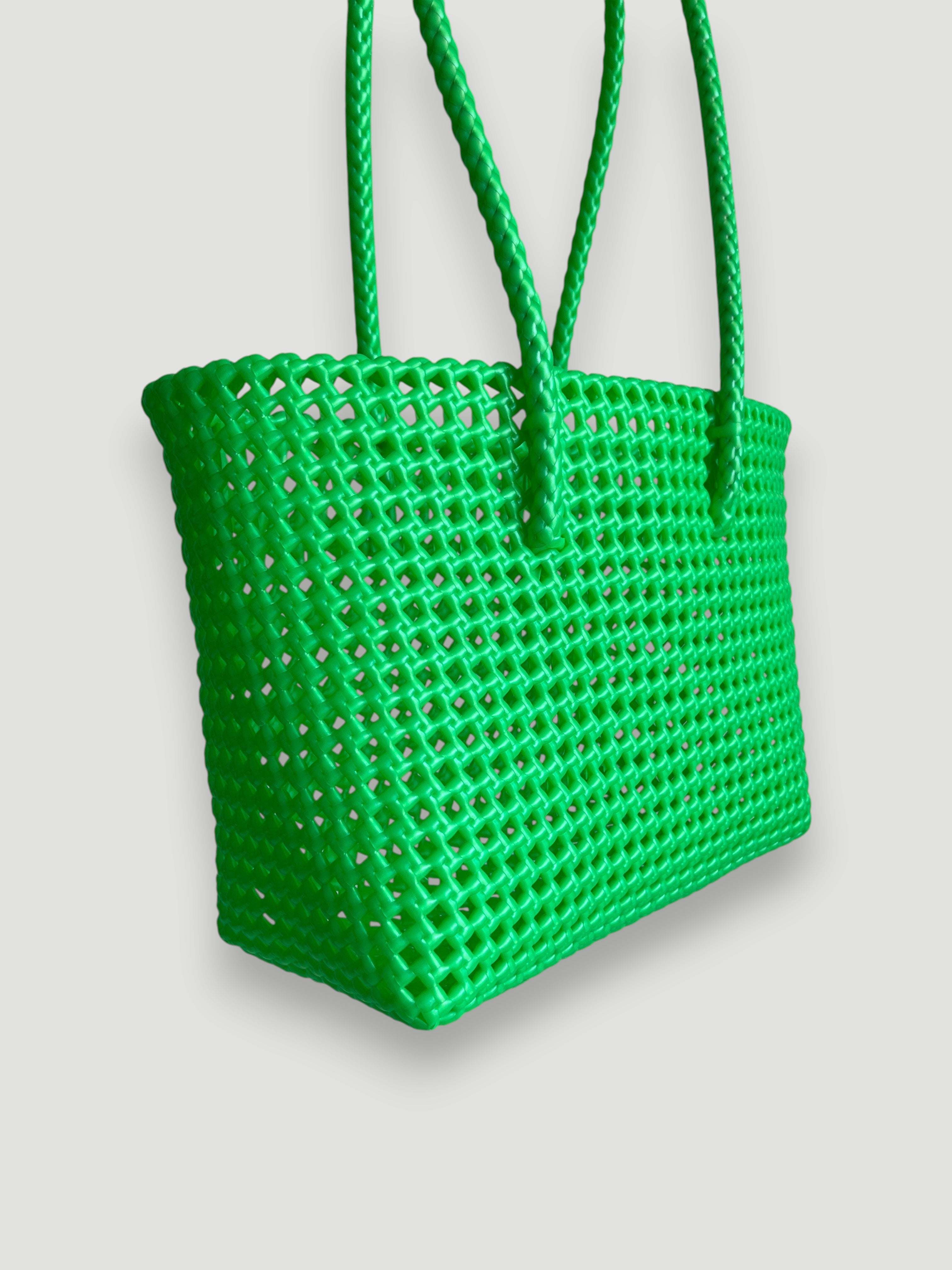 N°534M - SAC PANIER TRESSÉ MAIN - MOYEN - vert irisé