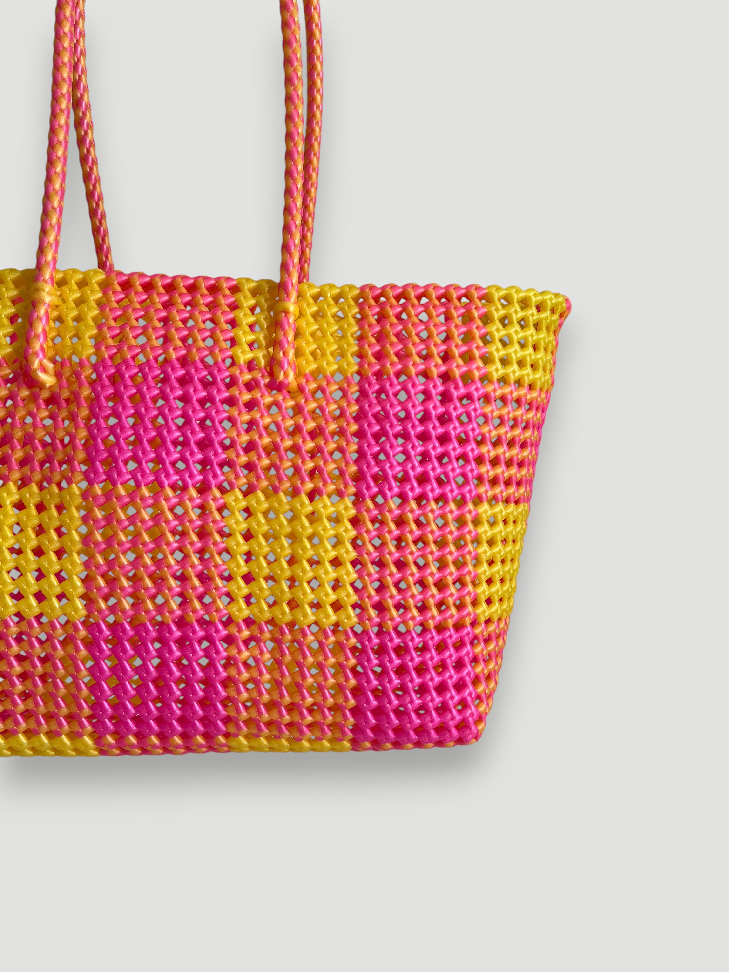 N°120L - SAC PANIER TRESSÉ MAIN - GRAND - jaune irisé & rose fluo irisé