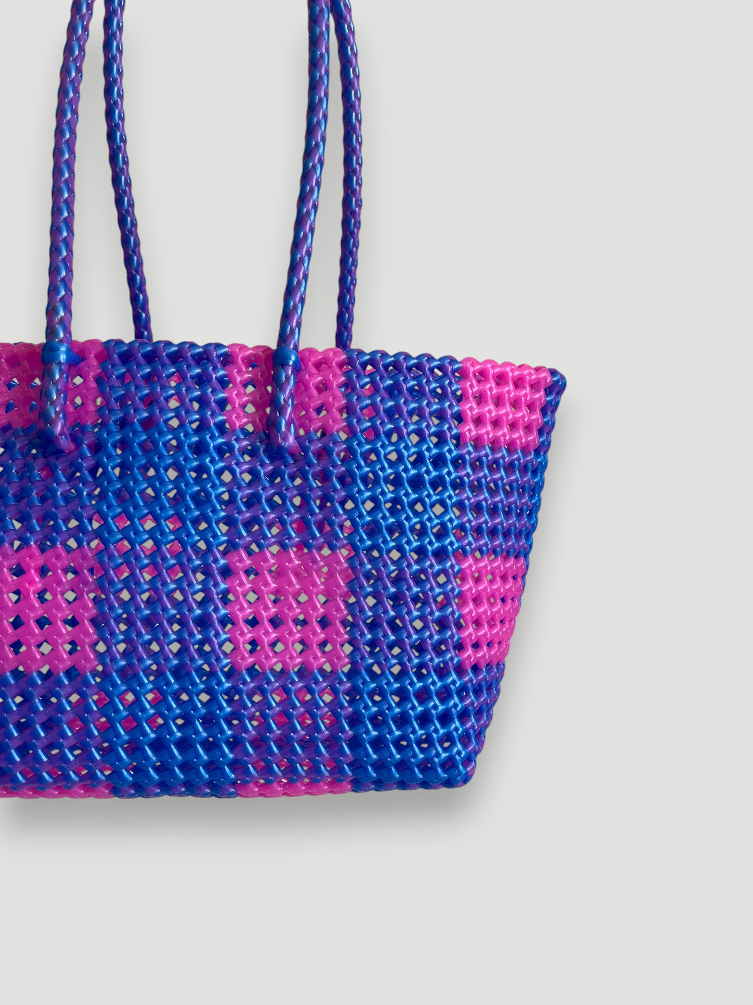 N°15M - SAC PANIER TRESSÉ MAIN - MOYEN - bleu foncé irisé & rose glossy