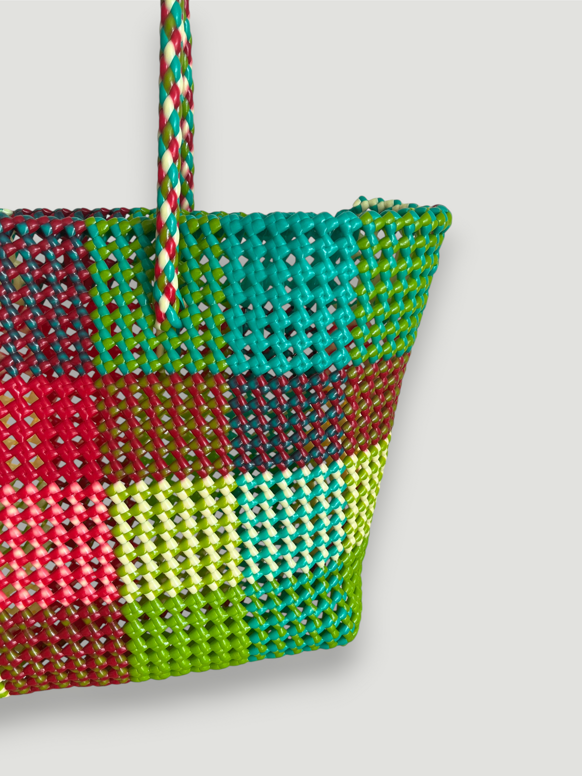 Sac panier MOKA tressé main multicolore en plastique recyclé, grand modèle résistant et waterproof.