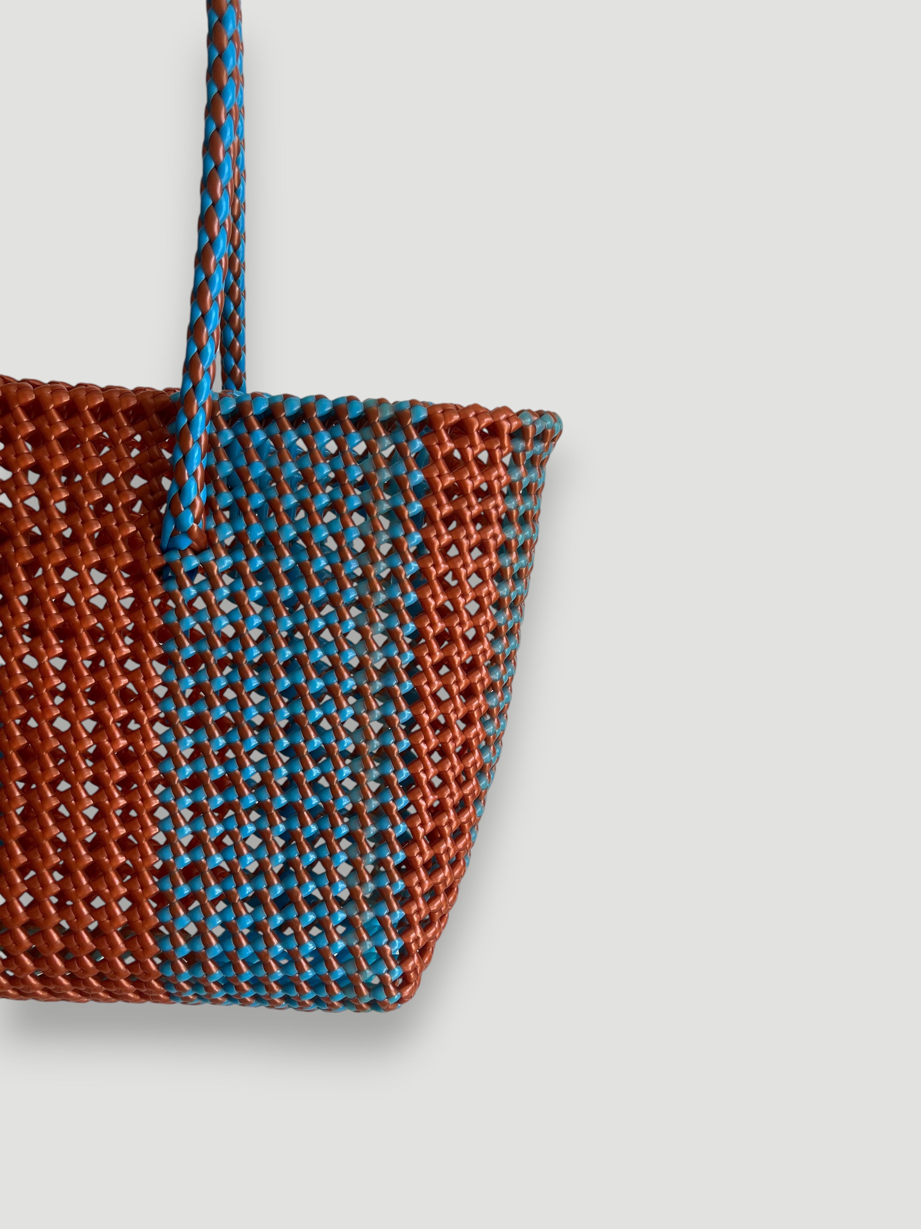 N°502M - SAC PANIER TRESSÉ MAIN - MOYEN - bleu clair & bronze