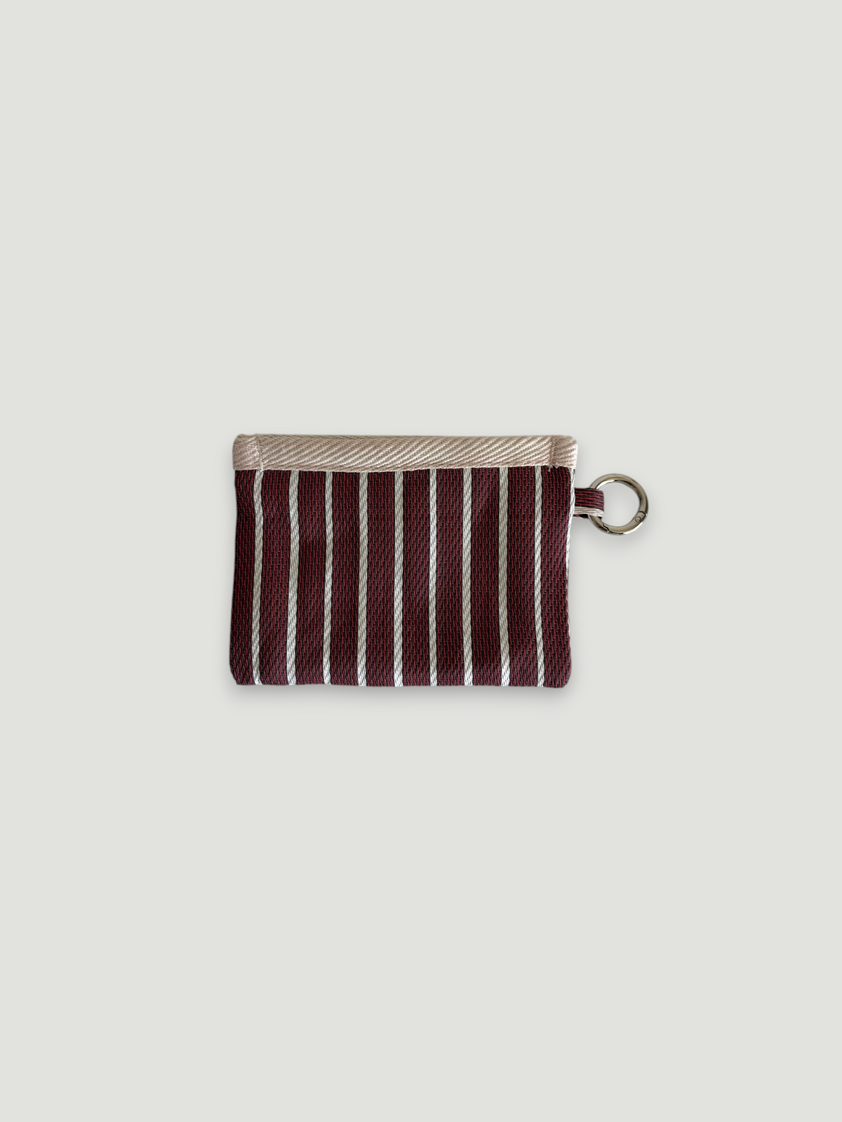 Porte-monnaie MOKA Merlot à rayures bordeaux et blanches, fabriqué à la main en matériaux recyclés avec anneau métal.