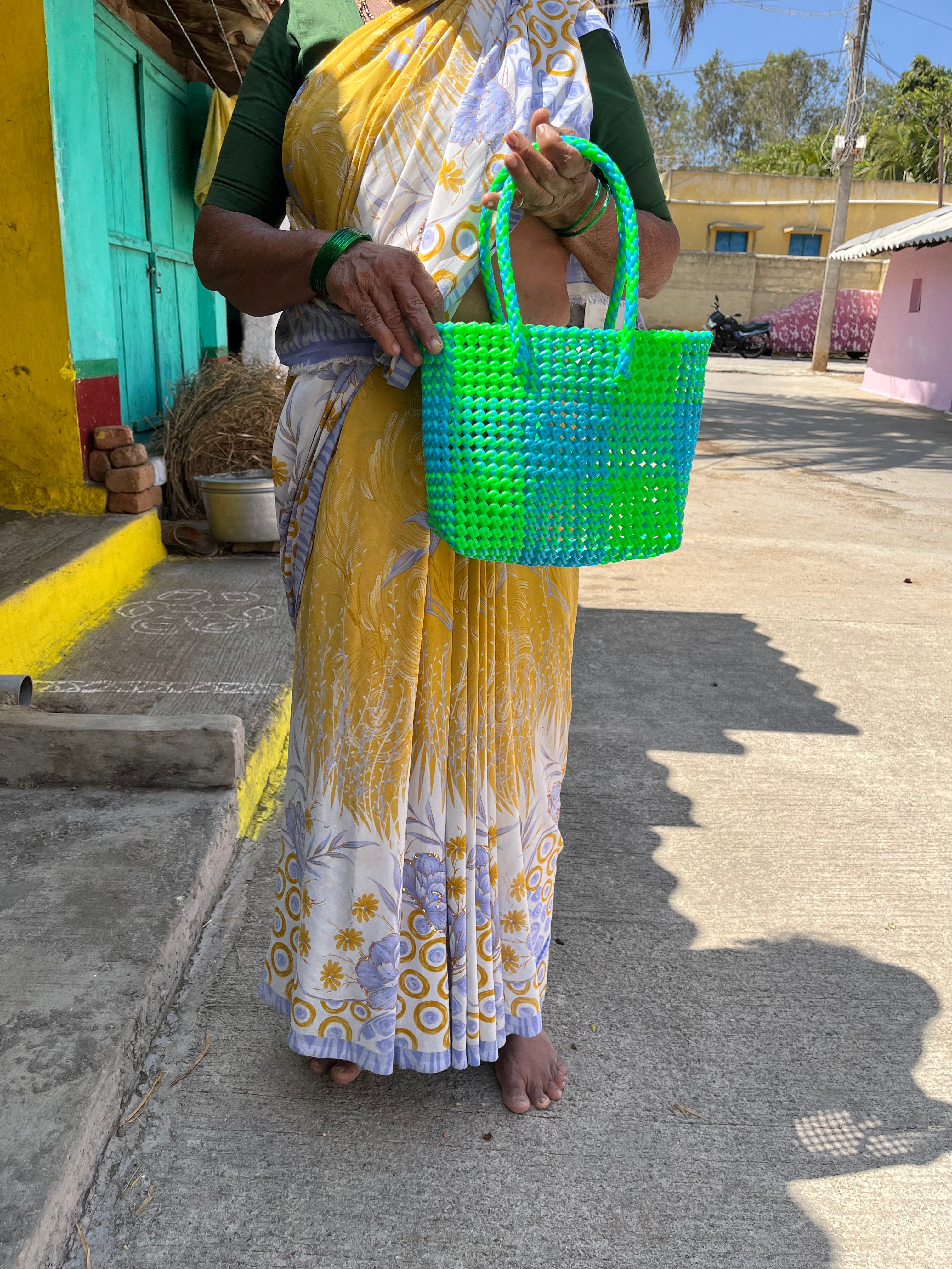 N°220S - SAC PANIER TRESSÉ MAIN - PETIT - vert fluo & bleu clair
