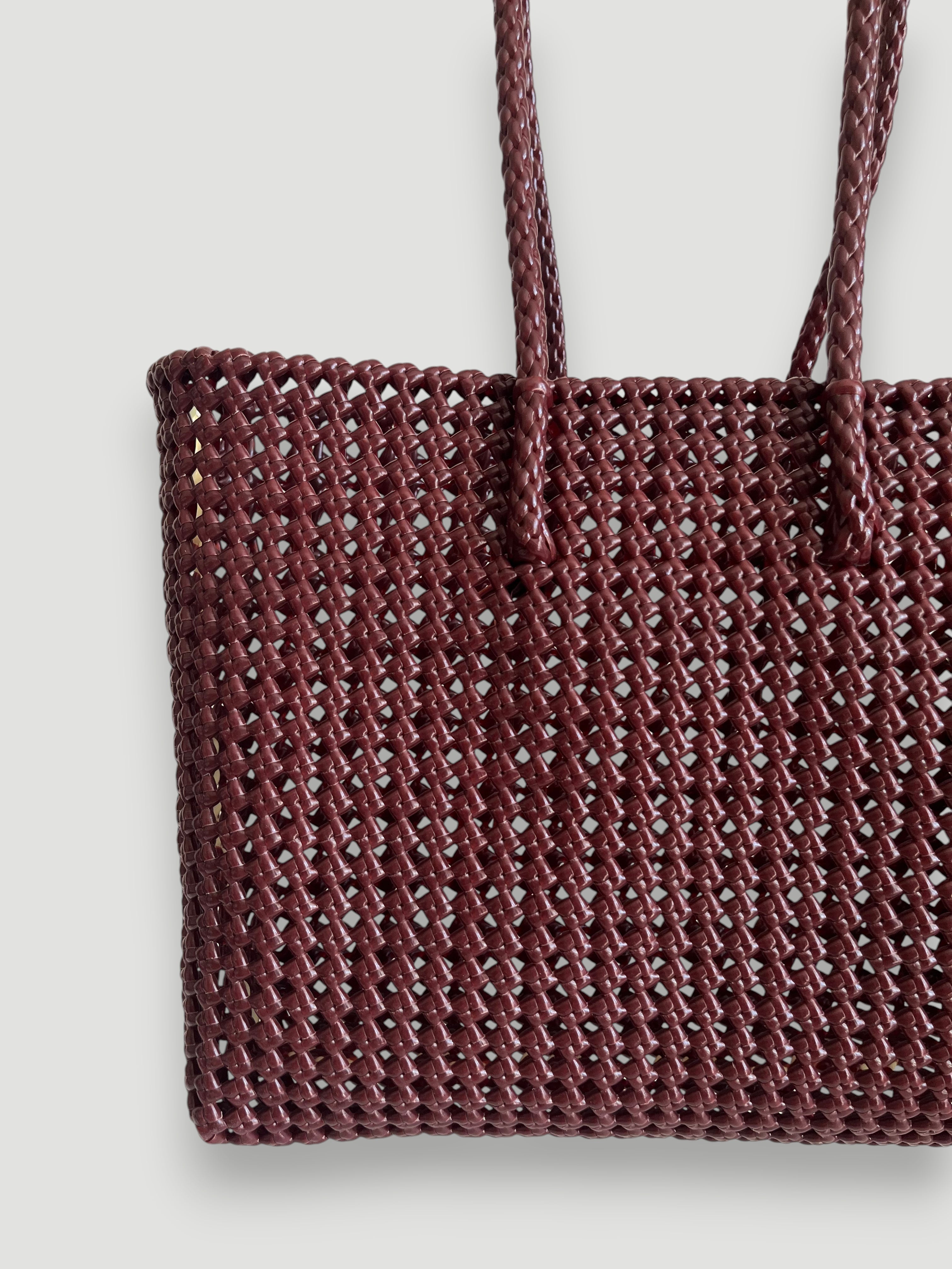 Sac panier MOKA tressé à la main en plastique recyclé bordeaux, grand format résistant et waterproof