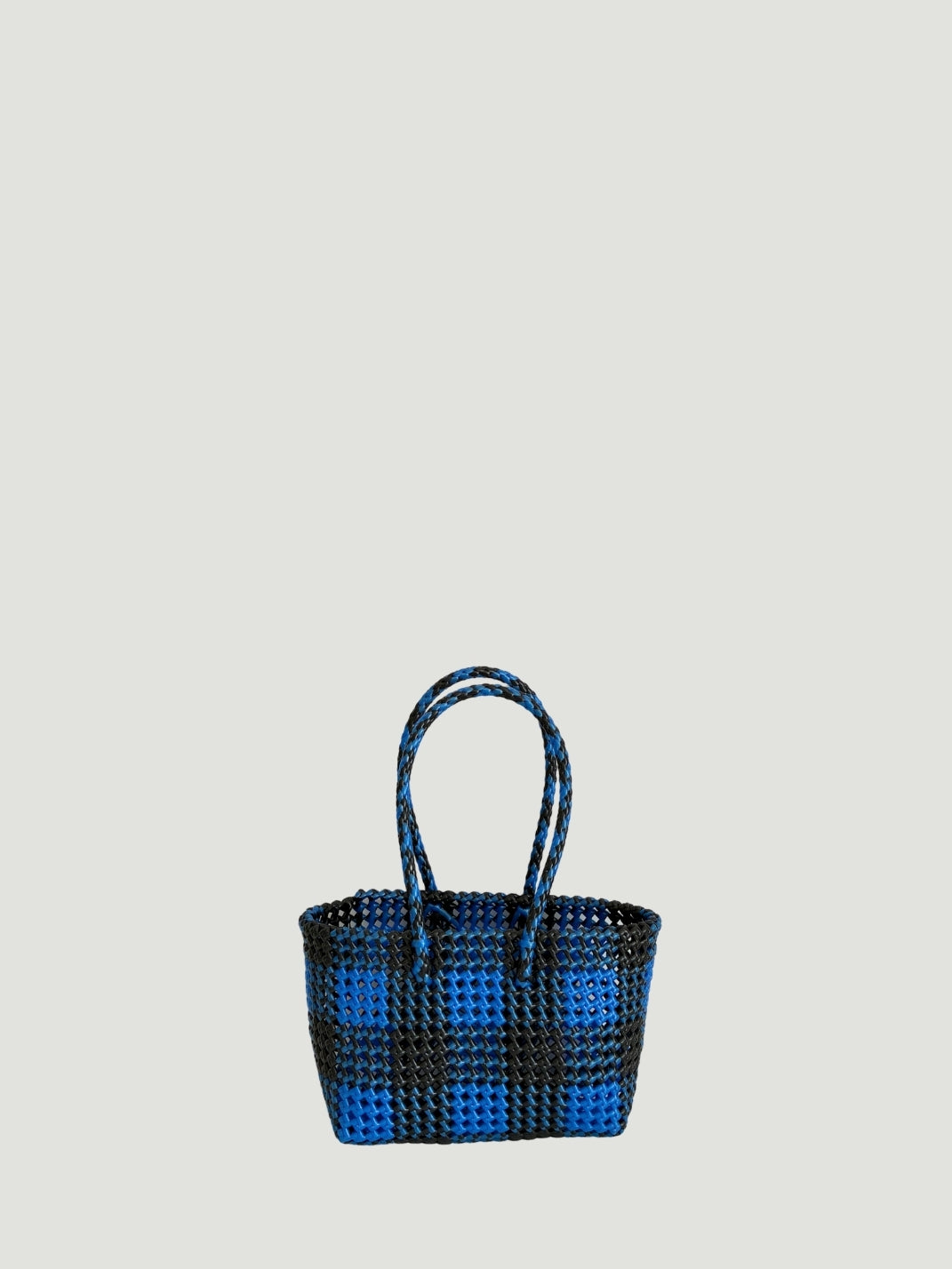 N°550 - SAC PANIER TRESSÉ MAIN - PETIT - noir irisé & bleu irisé