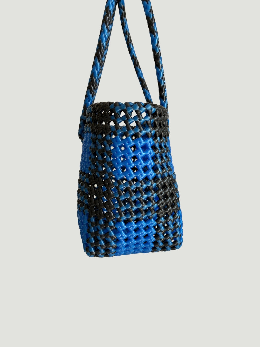 N°550 - SAC PANIER TRESSÉ MAIN - PETIT - noir irisé & bleu irisé