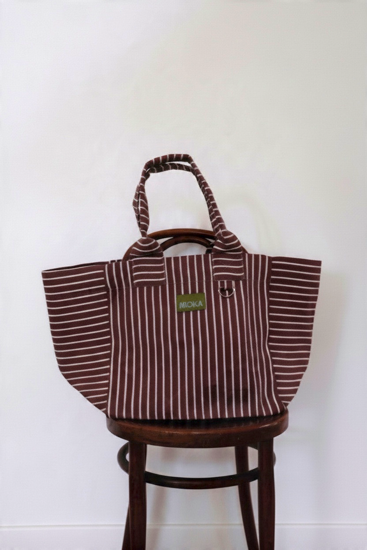Grand sac MOKA Merlot à rayures verticales, fabriqué à la main en matériaux recyclés avec anses robustes.
