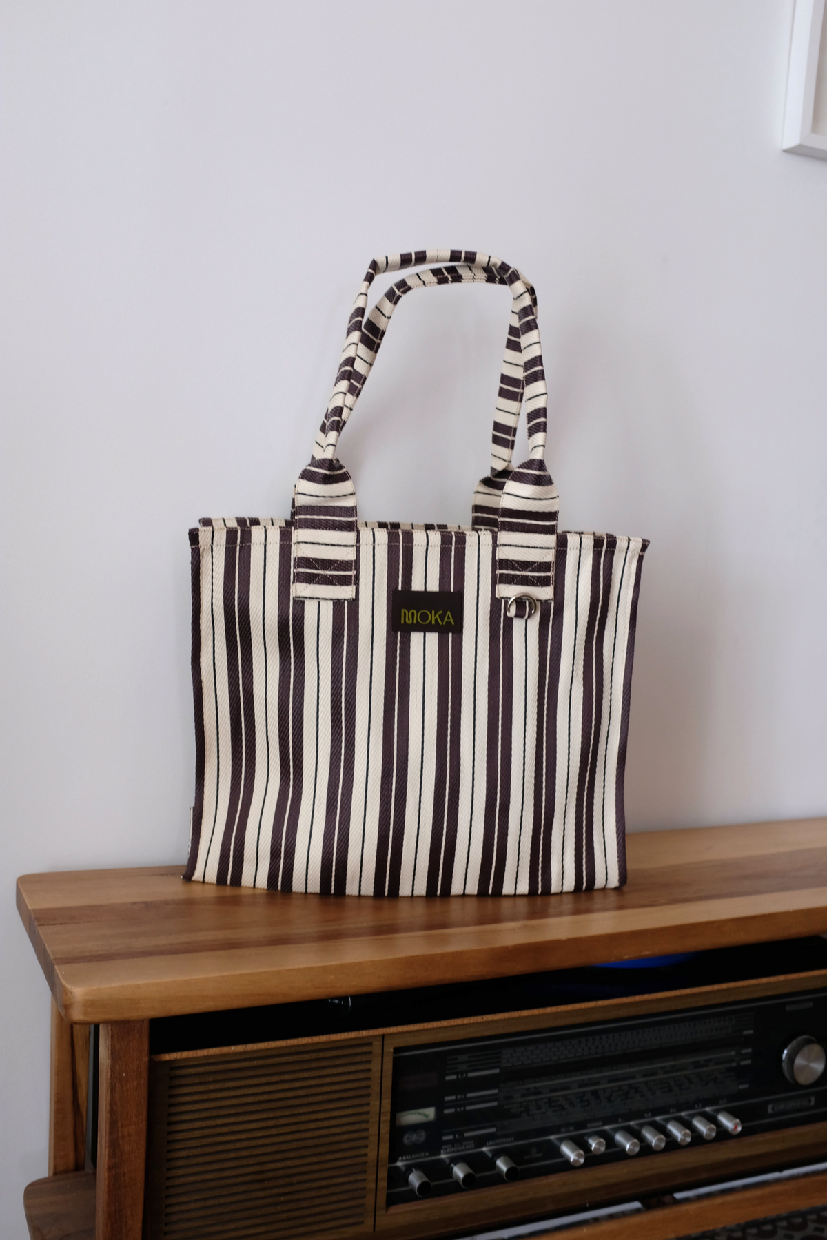 Sac du marché MOKA modèle Tiramisu à rayures verticales marron et blanc, fabriqué à la main en matériaux recyclés.