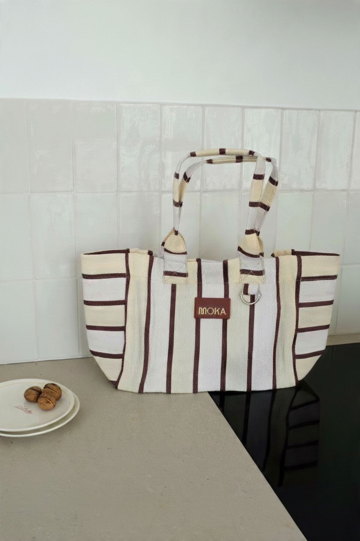 Petit sac MOKA Coconut à rayures marron et crème, fabriqué à la main en matériaux recyclés avec une étiquette logo.