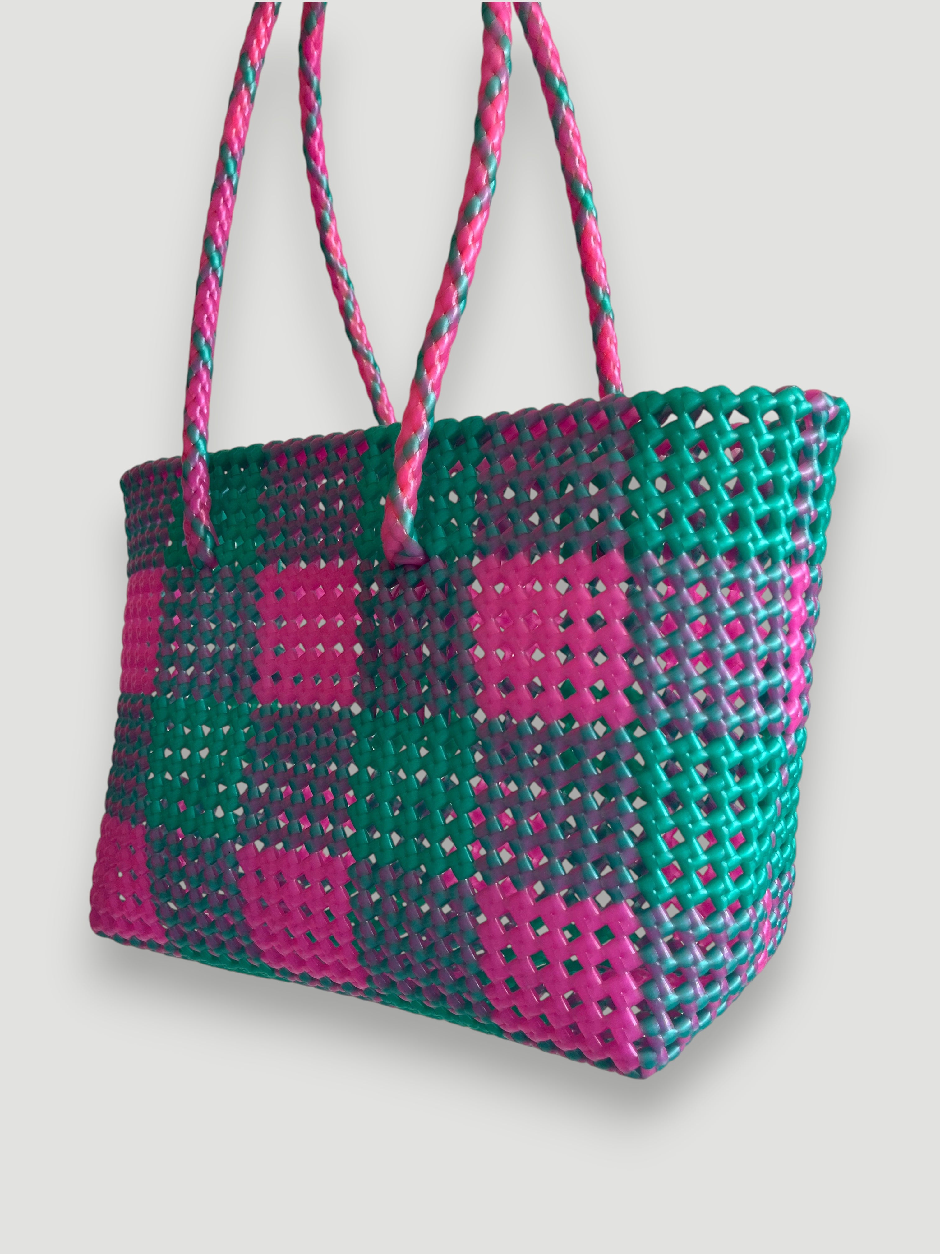 N°537M - SAC PANIER TRESSÉ MAIN - MOYEN - turquoise irisé & rose glossy