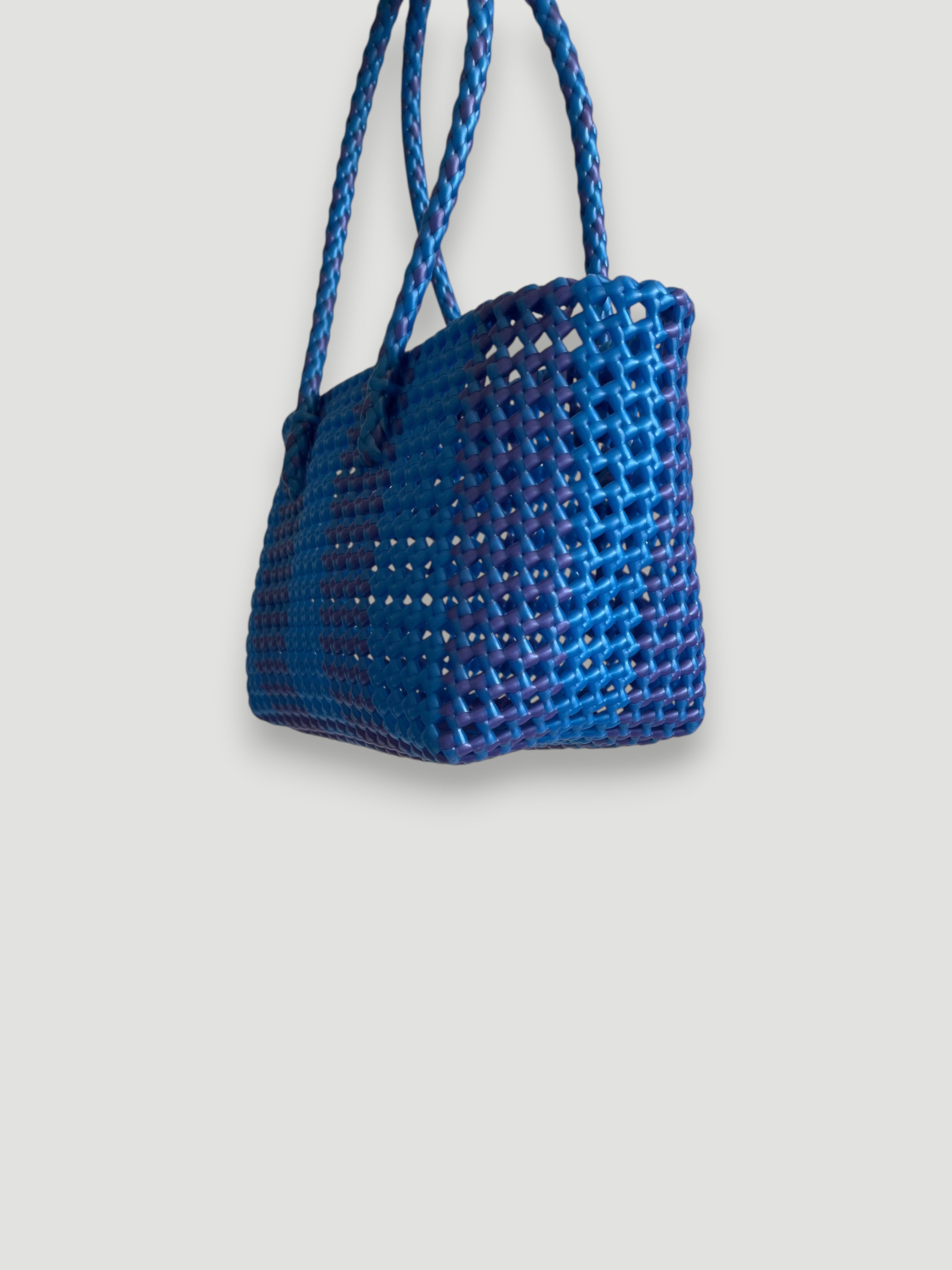 N°538S - SAC PANIER TRESSÉ MAIN - PETIT - bleu irisé et violet irisé