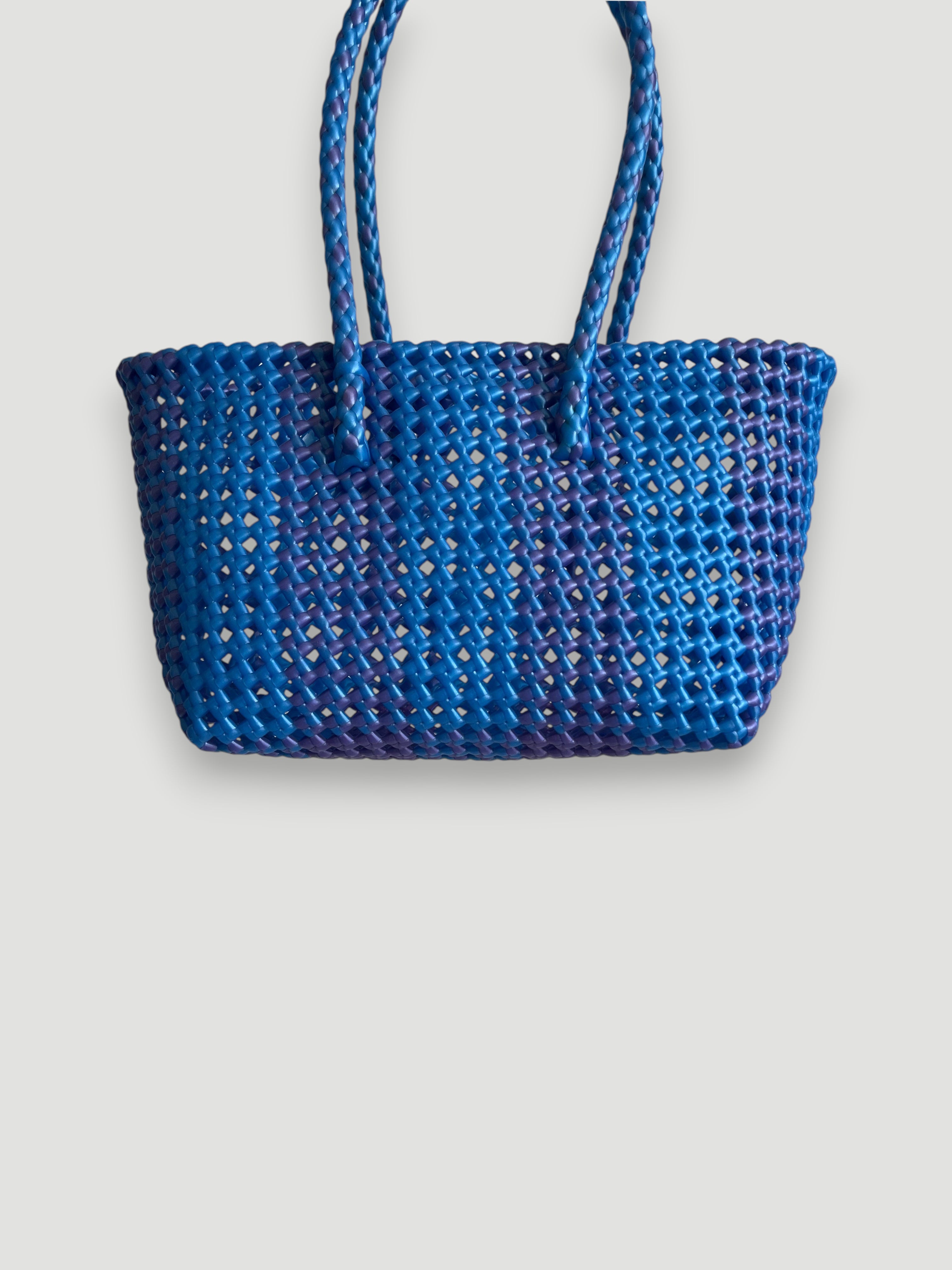 N°538S - SAC PANIER TRESSÉ MAIN - PETIT - bleu irisé et violet irisé