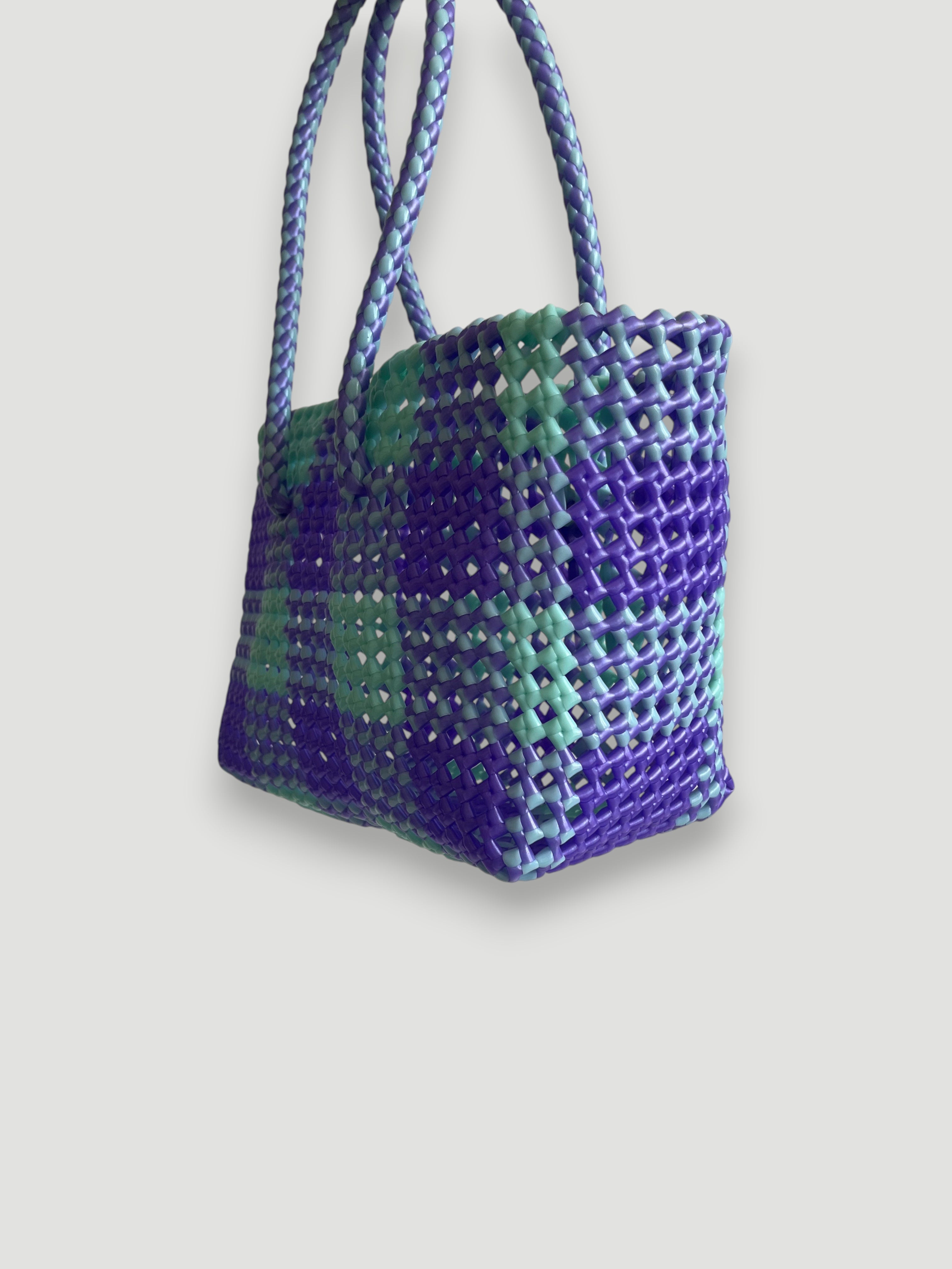 N°539S - SAC PANIER TRESSÉ MAIN - PETIT - violet irisé et bleu pastel