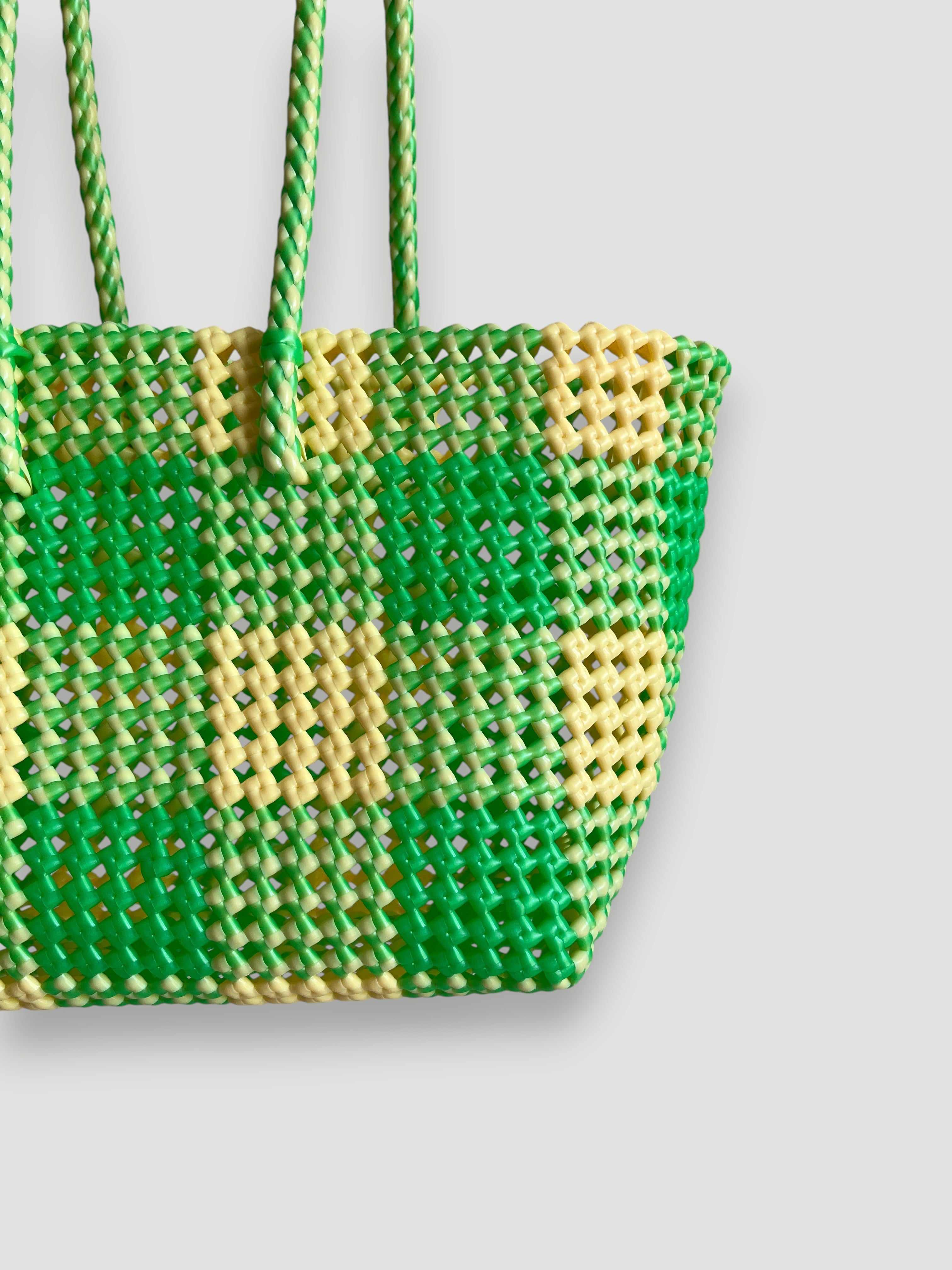 N°548M - SAC PANIER TRESSÉ MAIN - MOYEN - vert irisé & crème