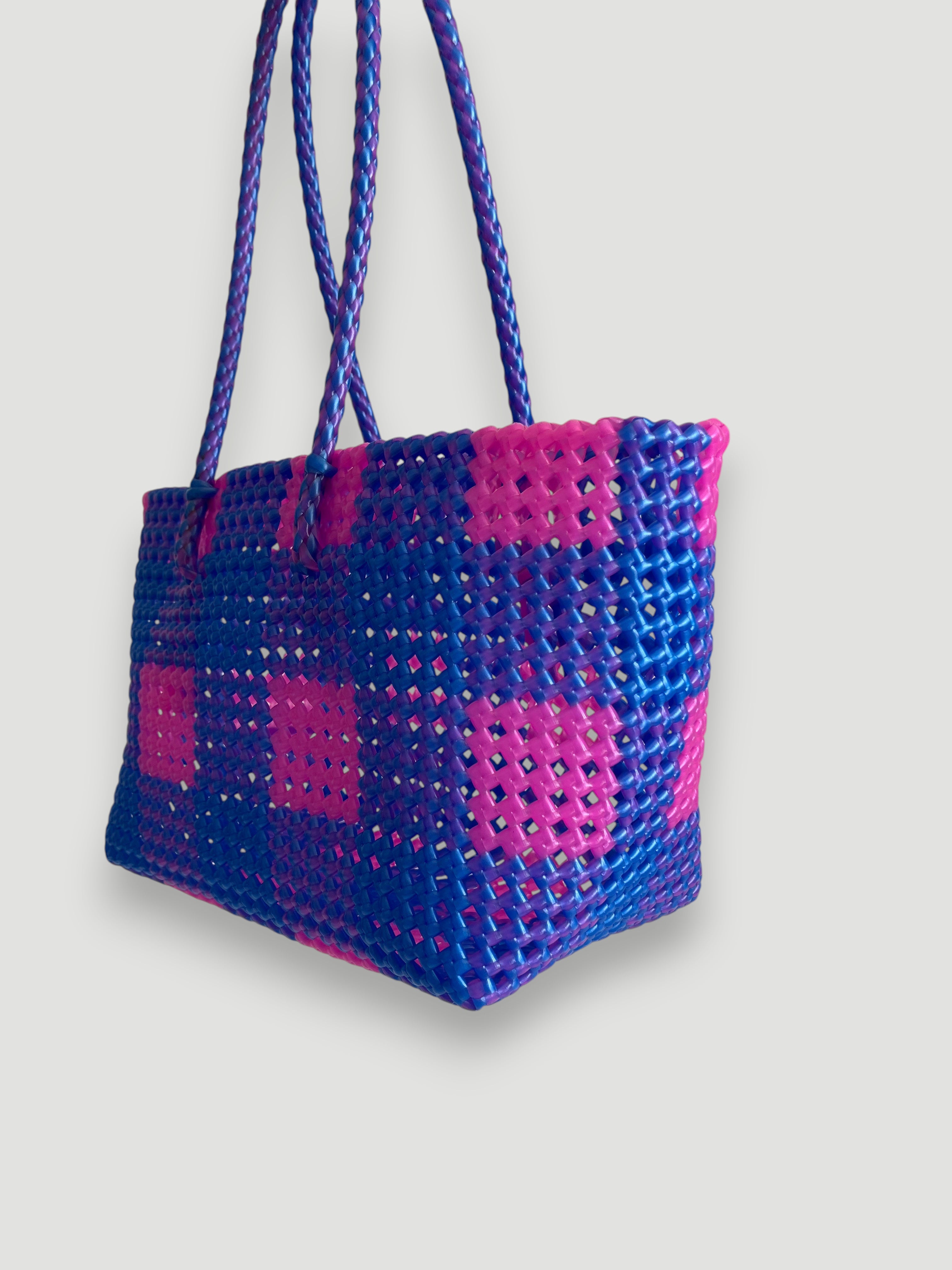 N°15M - SAC PANIER TRESSÉ MAIN - MOYEN - bleu foncé irisé & rose glossy