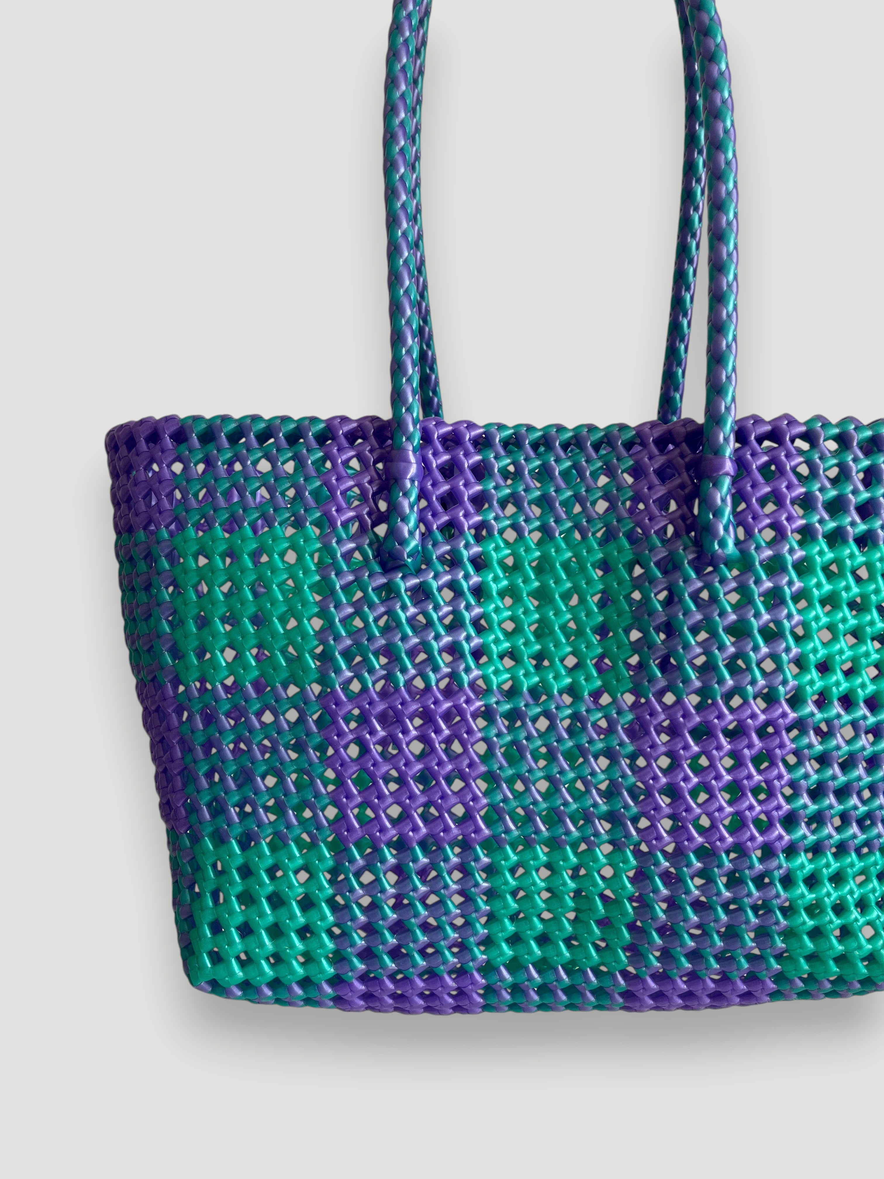 N°545M - SAC PANIER TRESSÉ MAIN - MOYEN - violet irisé & turquoise irisé