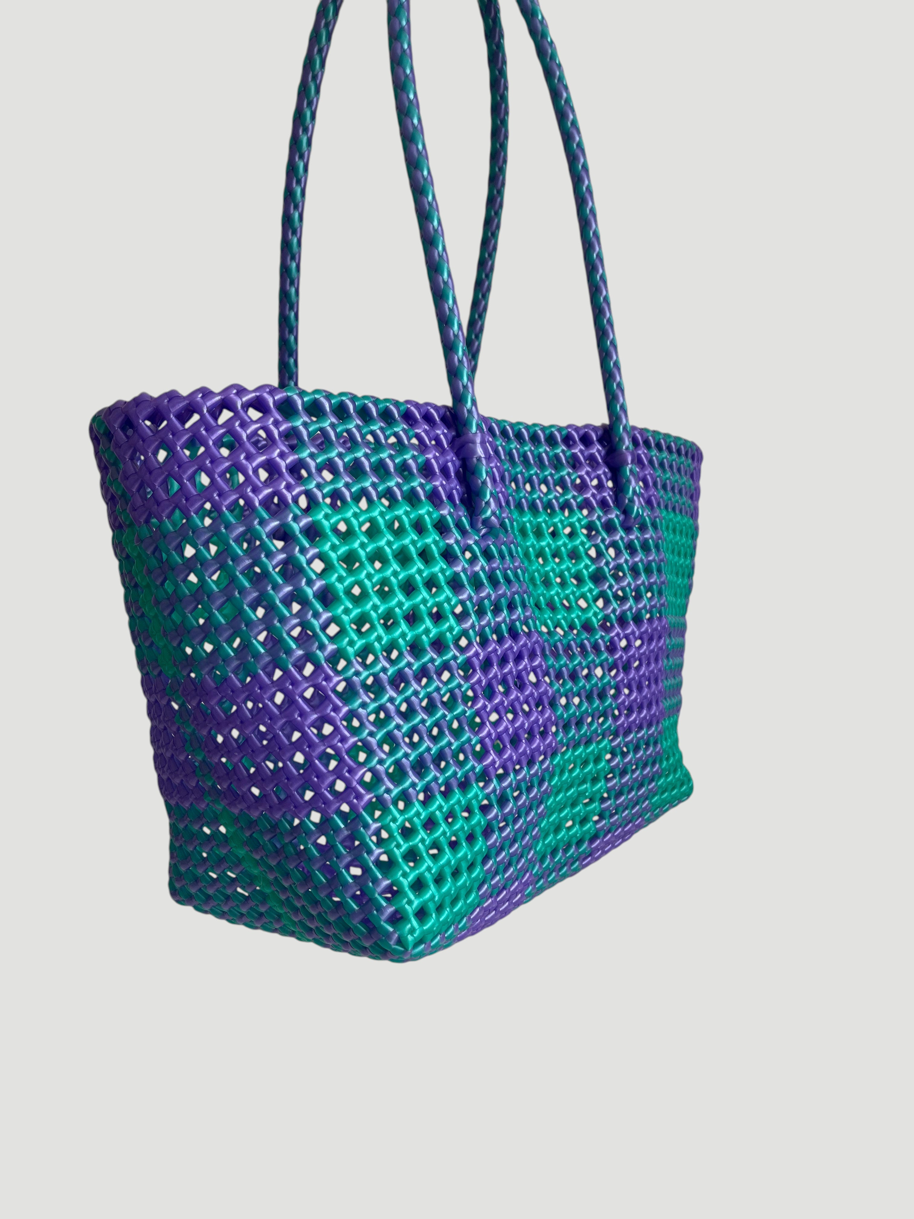N°545M - SAC PANIER TRESSÉ MAIN - MOYEN - violet irisé & turquoise irisé