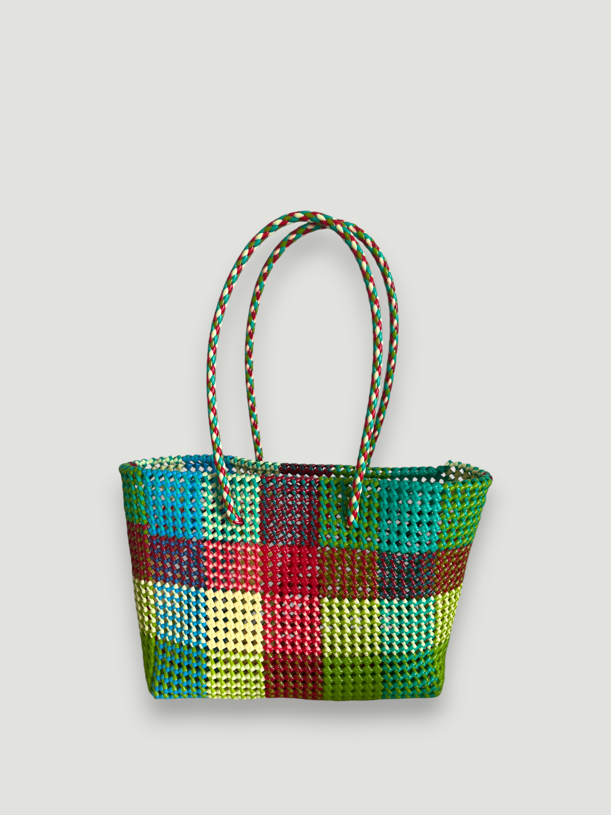 Sac panier MOKA tressé à la main en plastique recyclé multicolore avec anses tressées, grand format résistant