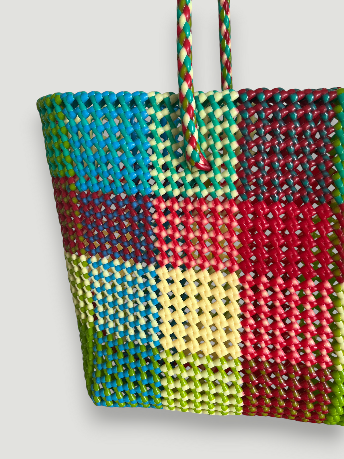 Sac panier MOKA grand format tressé à la main en plastique recyclé multicolore avec anses assorties