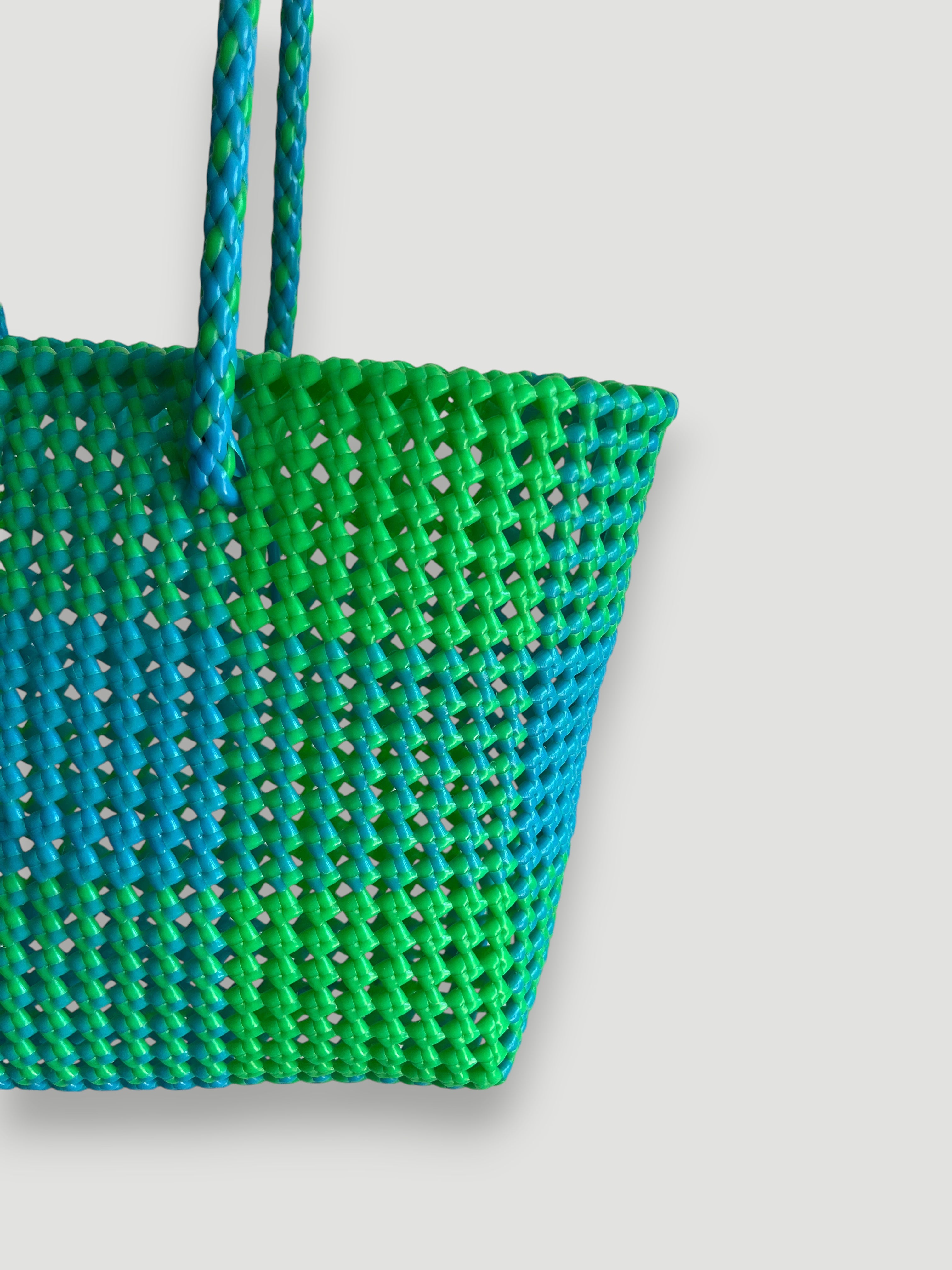N°220M - SAC PANIER TRESSÉ MAIN - MOYEN - bleu clair & vert fluo