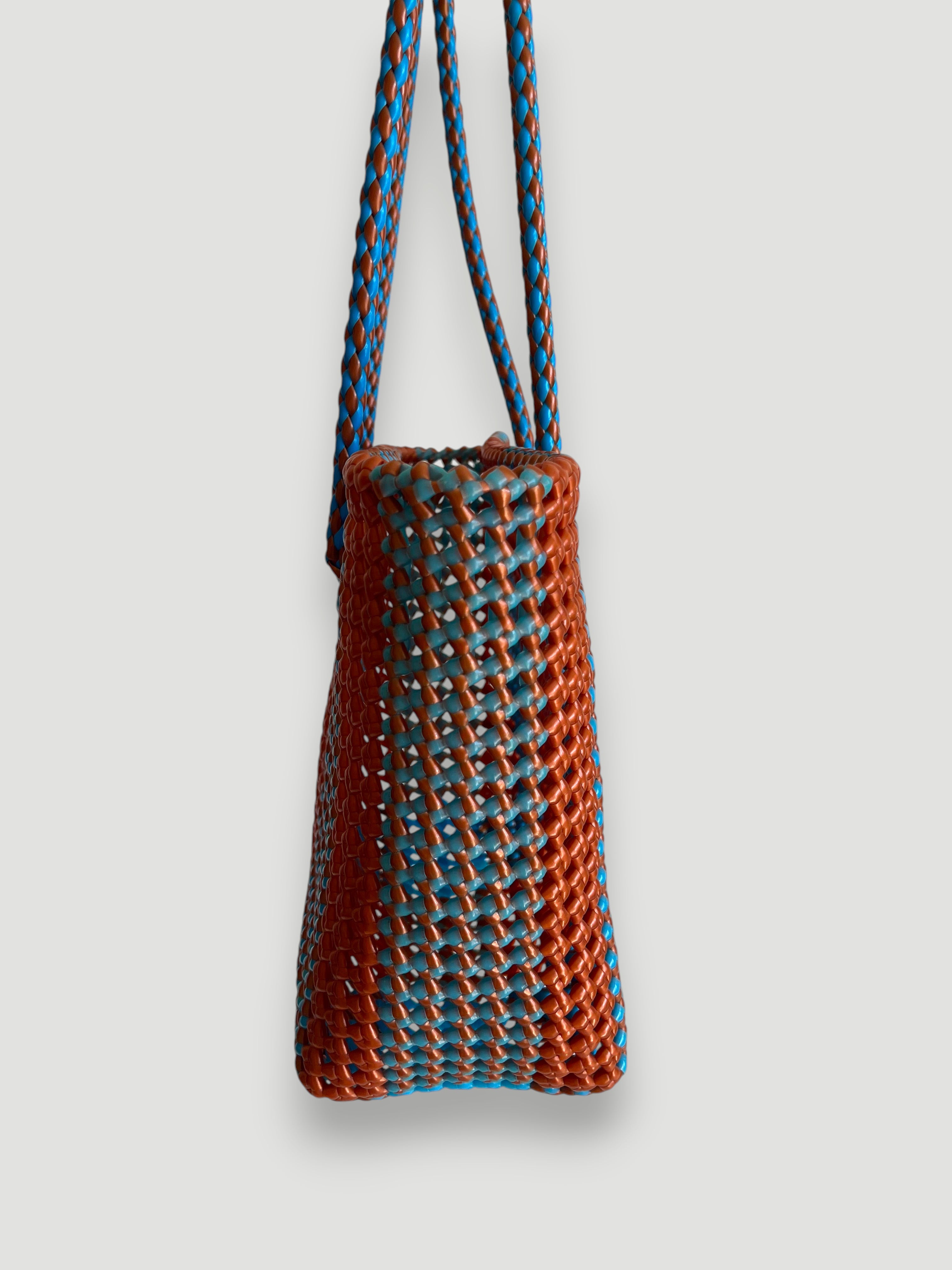 N°502M - SAC PANIER TRESSÉ MAIN - MOYEN - bleu clair & bronze