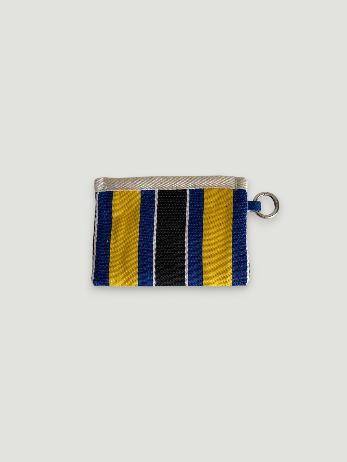 Porte-monnaie MOKA modèle COBALTO rayé bleu, jaune et noir, fabriqué à la main en matériaux recyclés avec anneau.