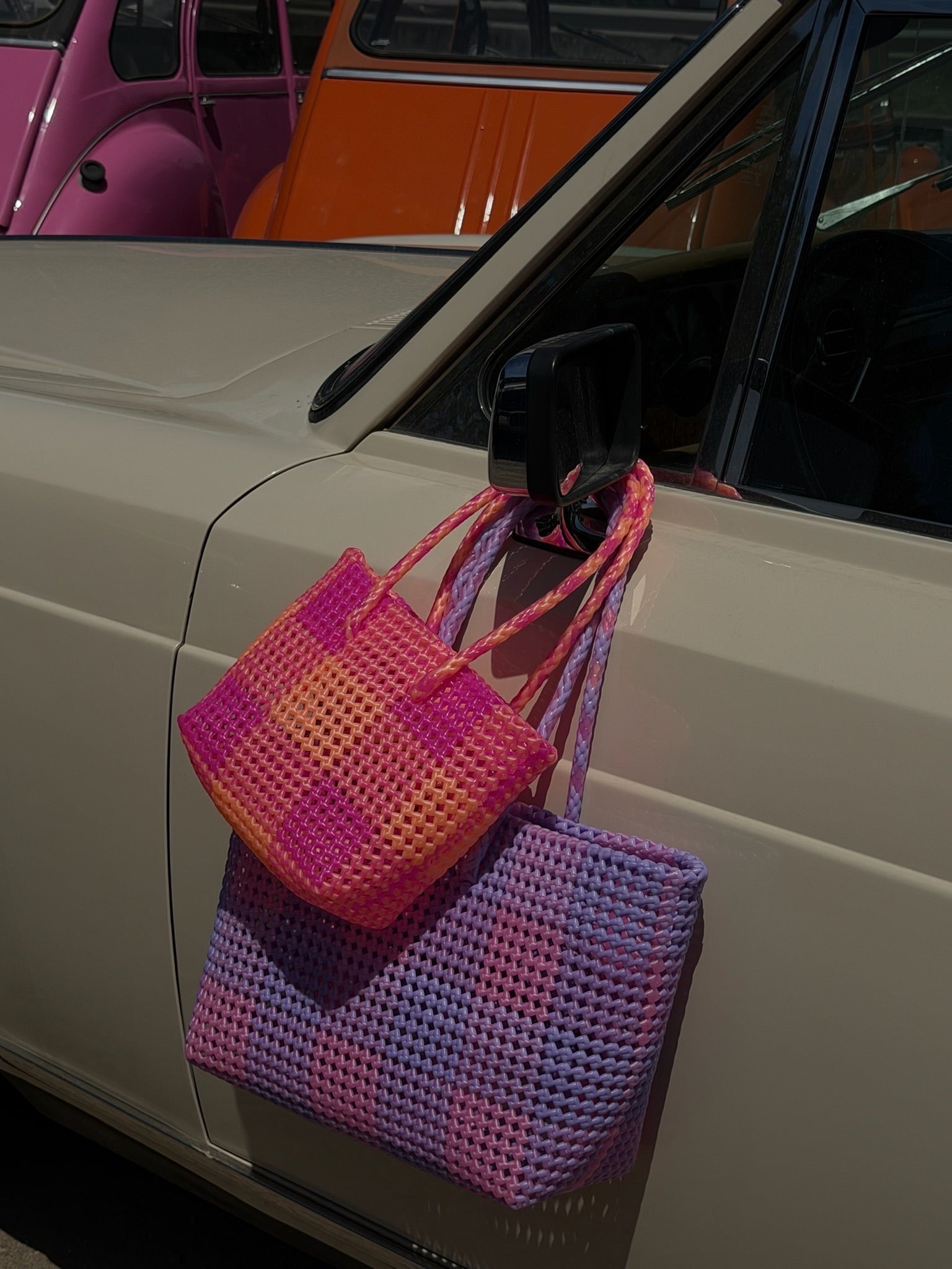 N°512S - SAC PANIER TRESSÉ MAIN - PETIT - orange irisé & rose fluo cristal
