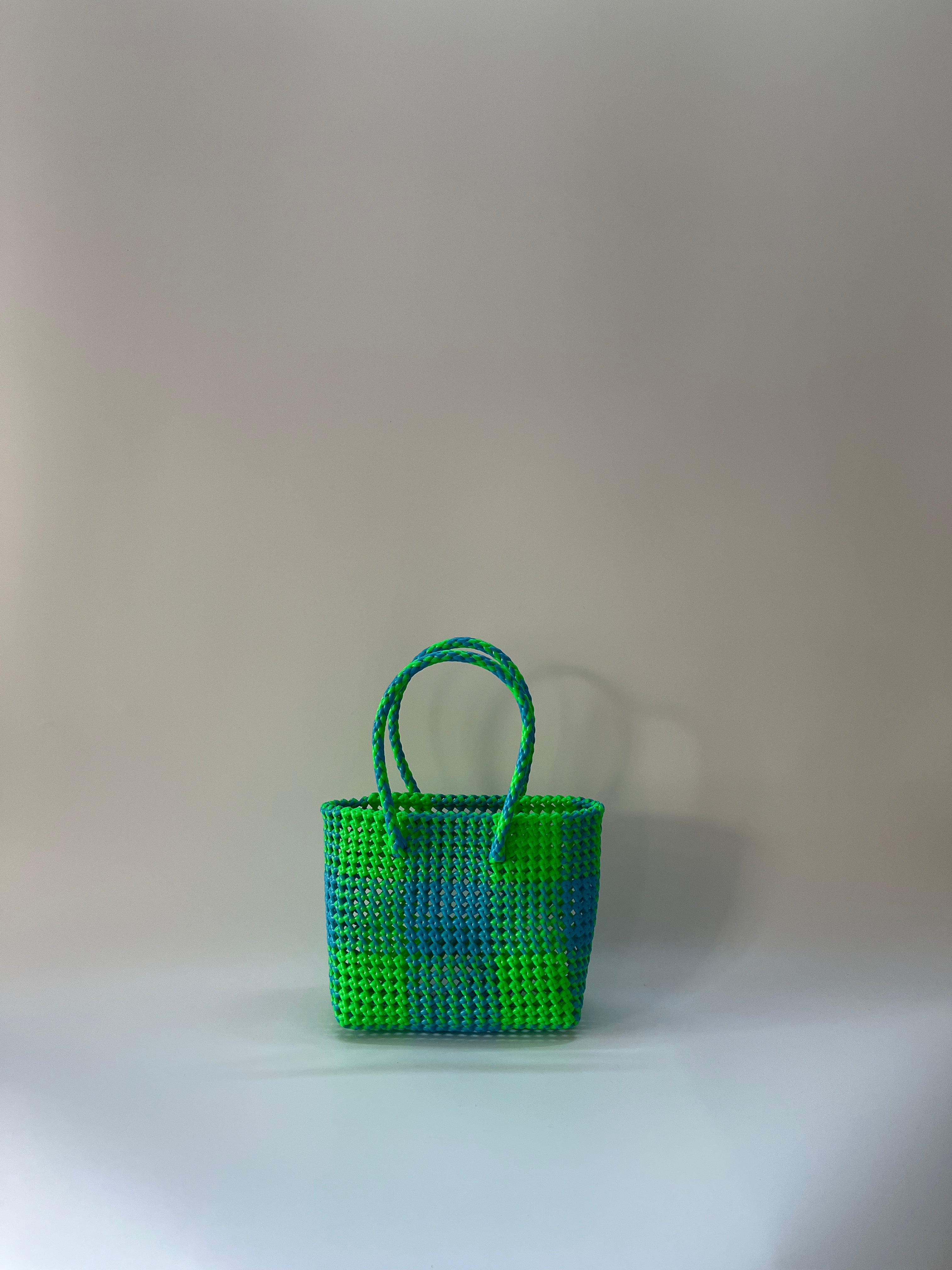 N°220S - SAC PANIER TRESSÉ MAIN - PETIT - vert fluo & bleu clair