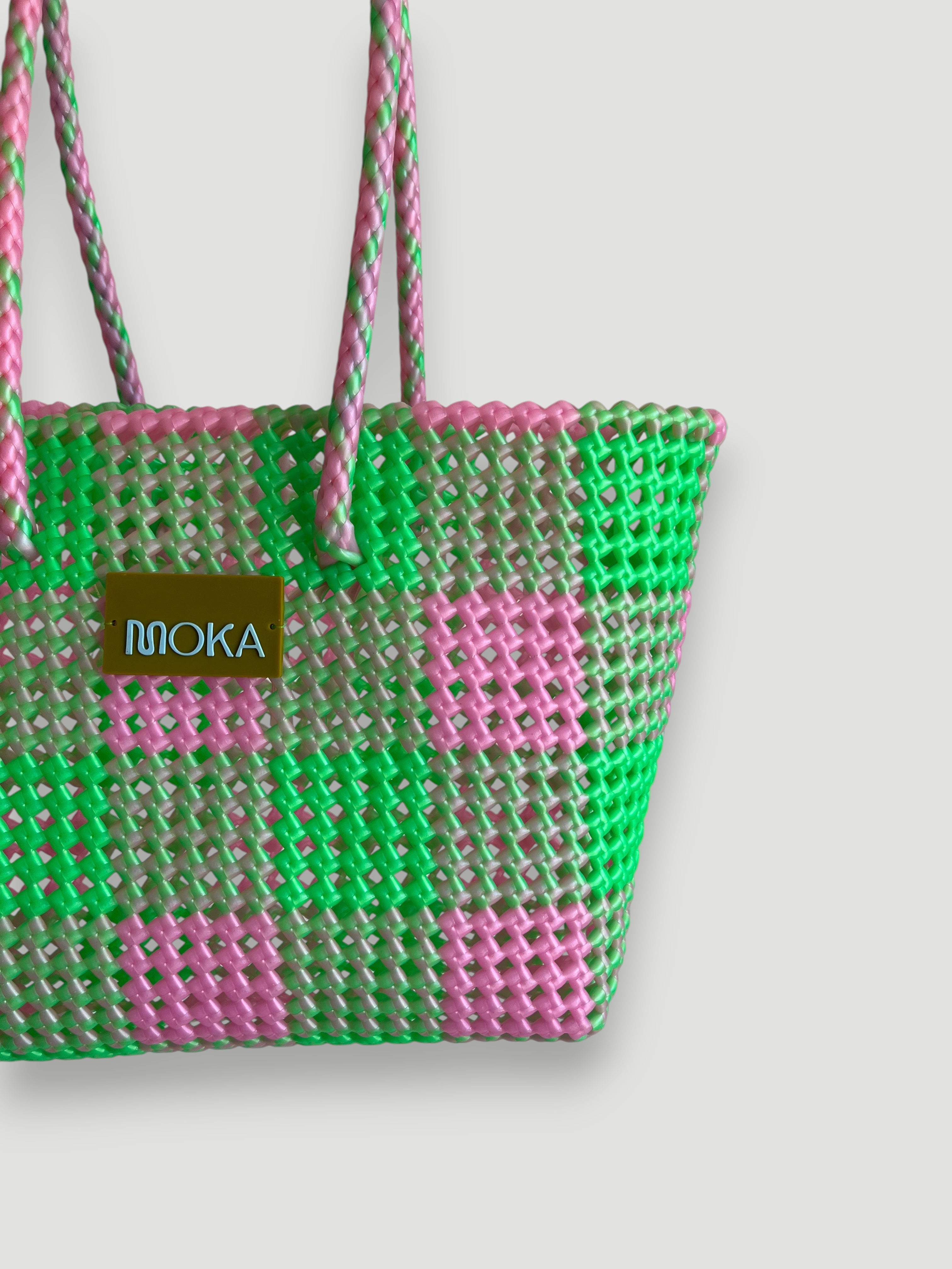 N°522M - SAC PANIER TRESSÉ MAIN - MOYEN - rose irisé & vert irisé