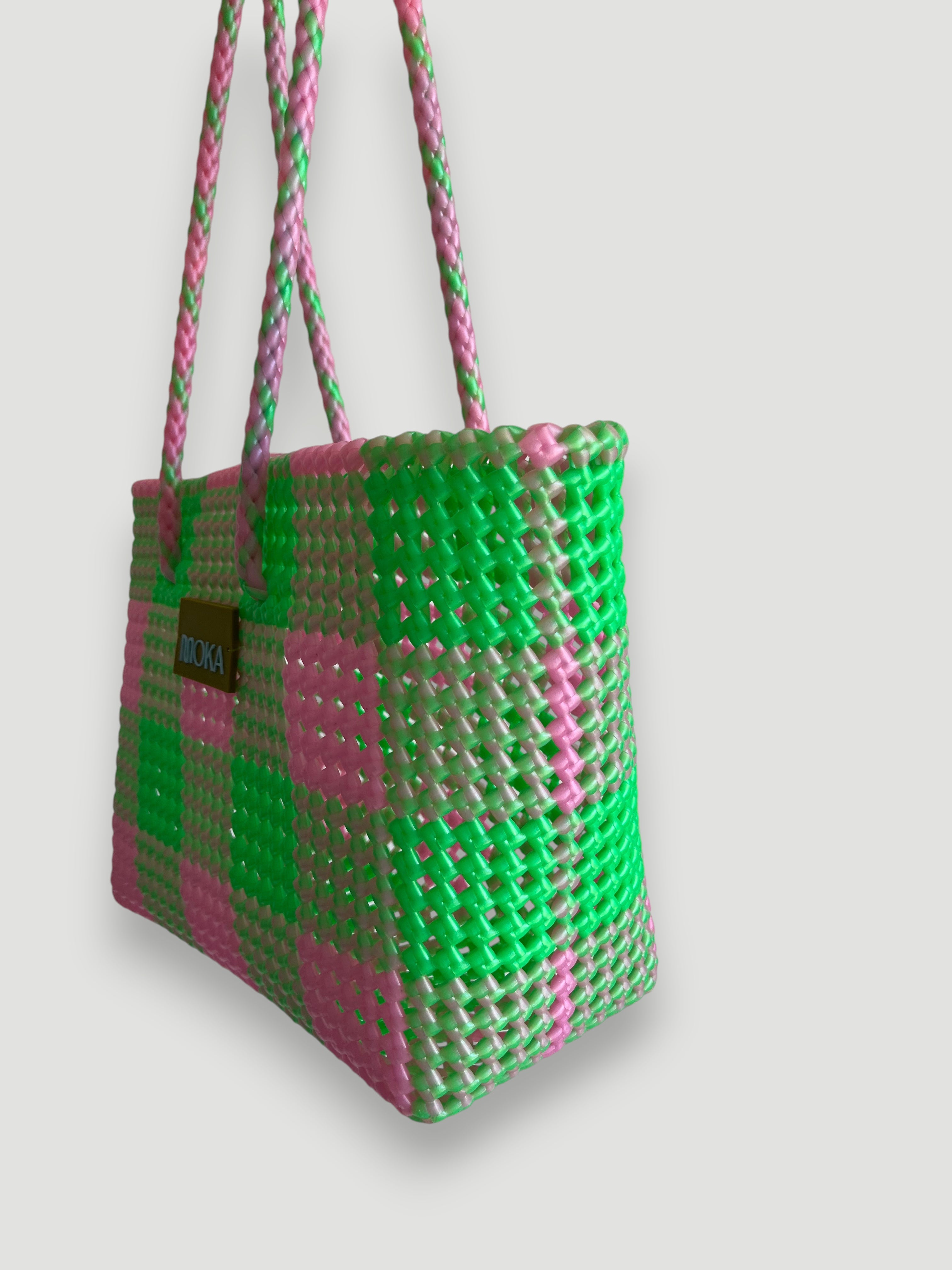 N°522M - SAC PANIER TRESSÉ MAIN - MOYEN - rose irisé & vert irisé