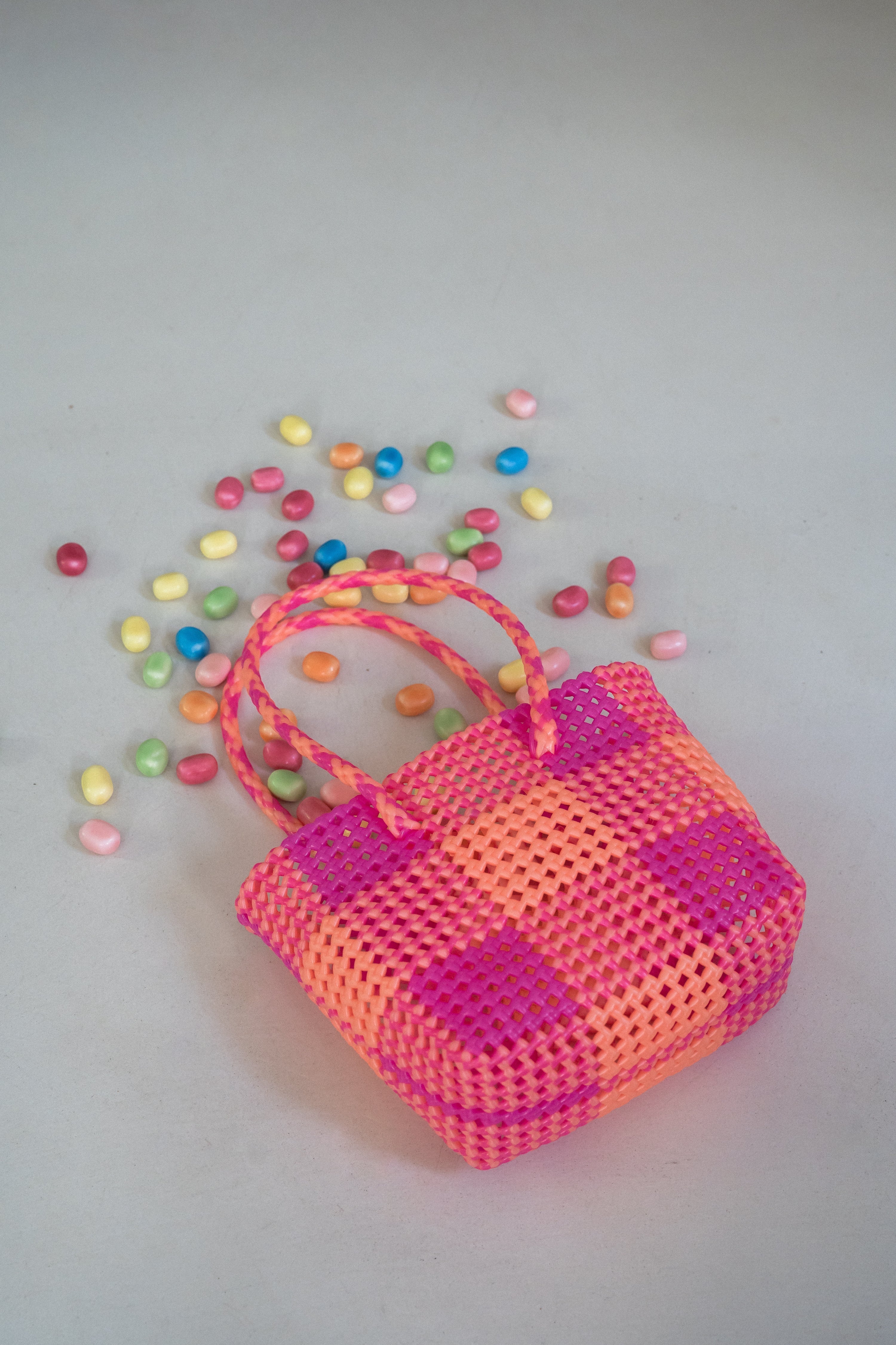 N°512S - SAC PANIER TRESSÉ MAIN - PETIT - orange irisé & rose fluo cristal
