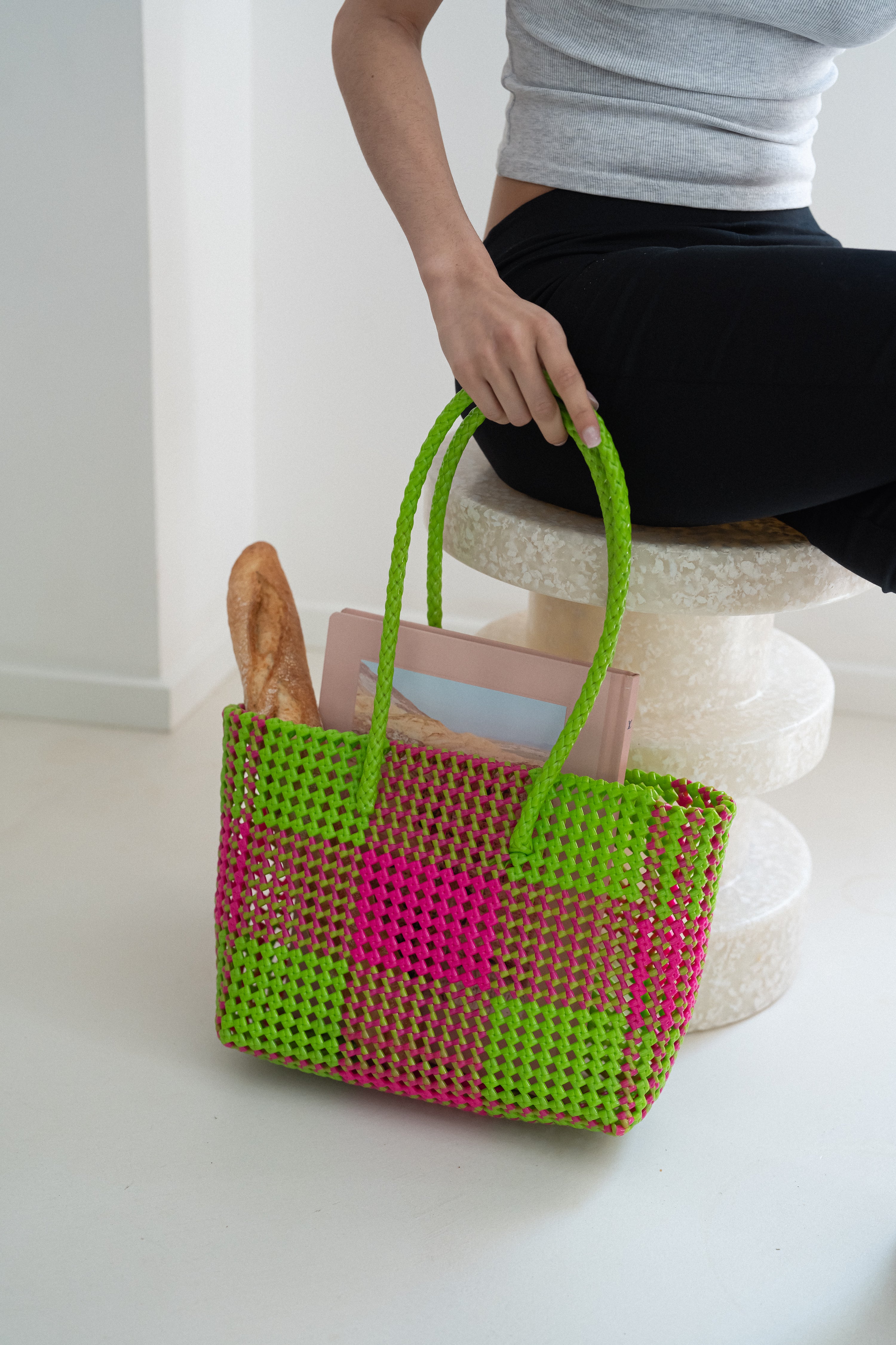 N°118M - SAC PANIER TRESSÉ MAIN - MOYEN - vert clair & rose fluo