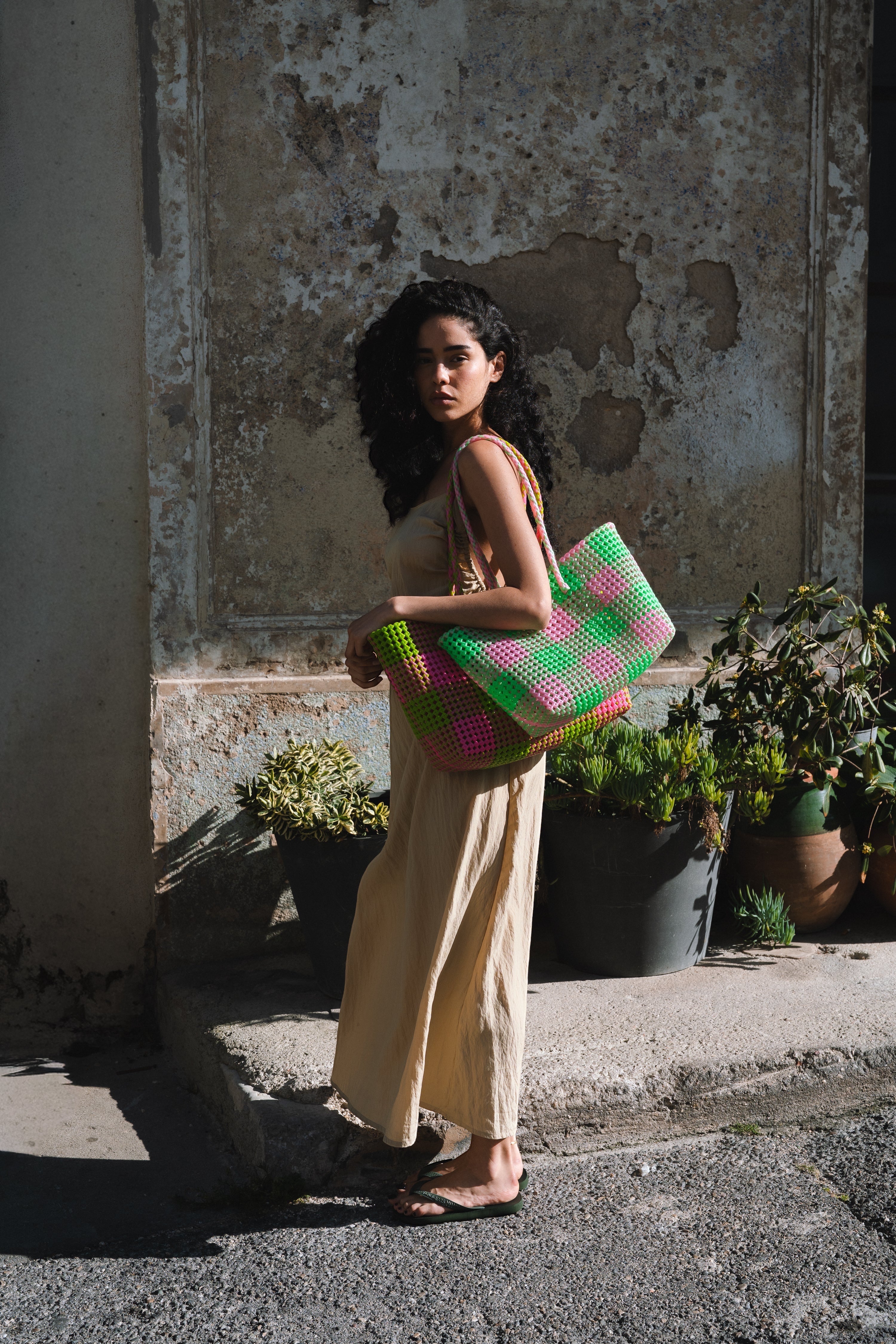 N°522M - SAC PANIER TRESSÉ MAIN - MOYEN - rose irisé & vert irisé