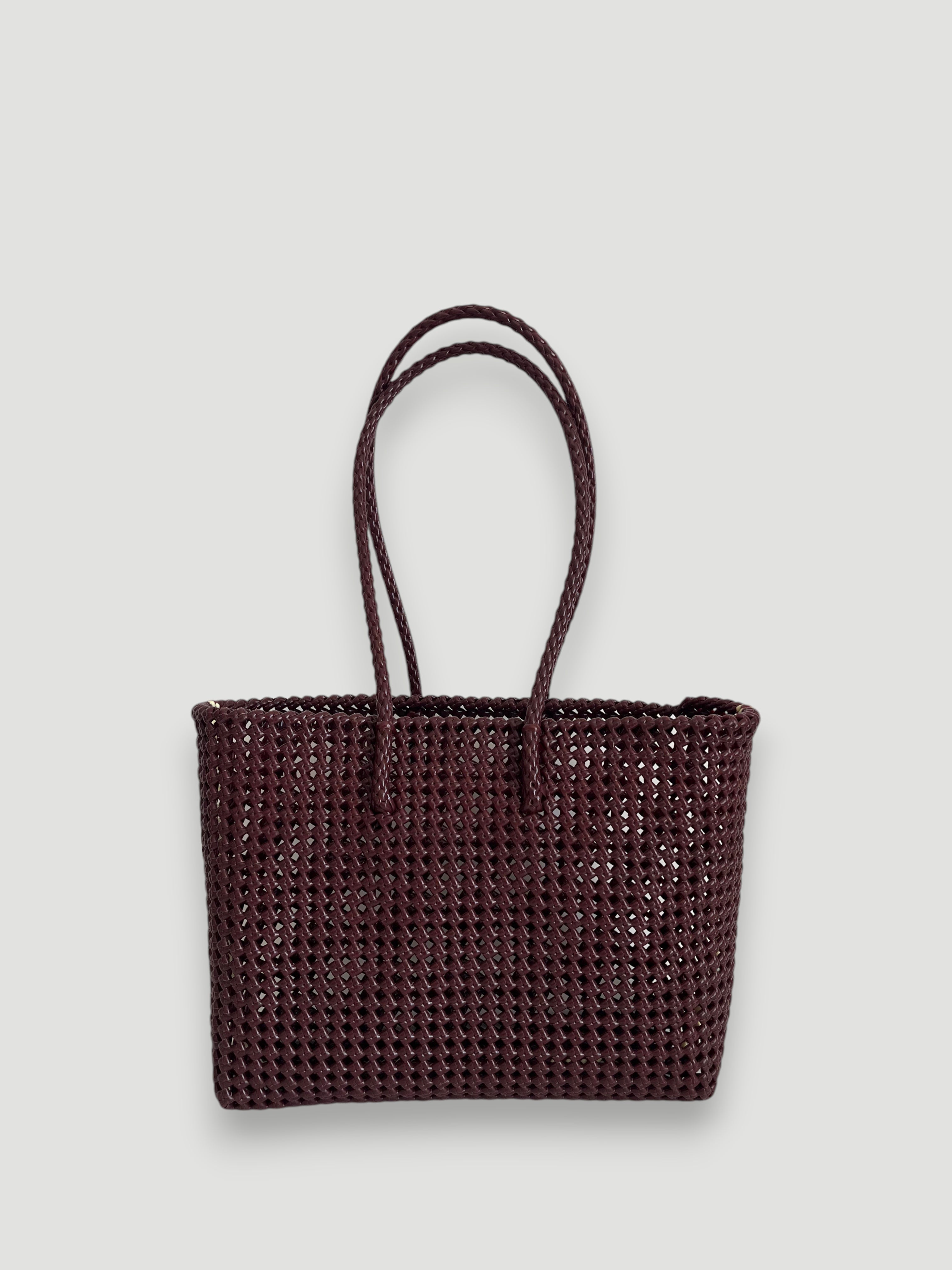 Sac panier MOKA tressé à la main en plastique recyclé bordeaux, grand format résistant et waterproof.