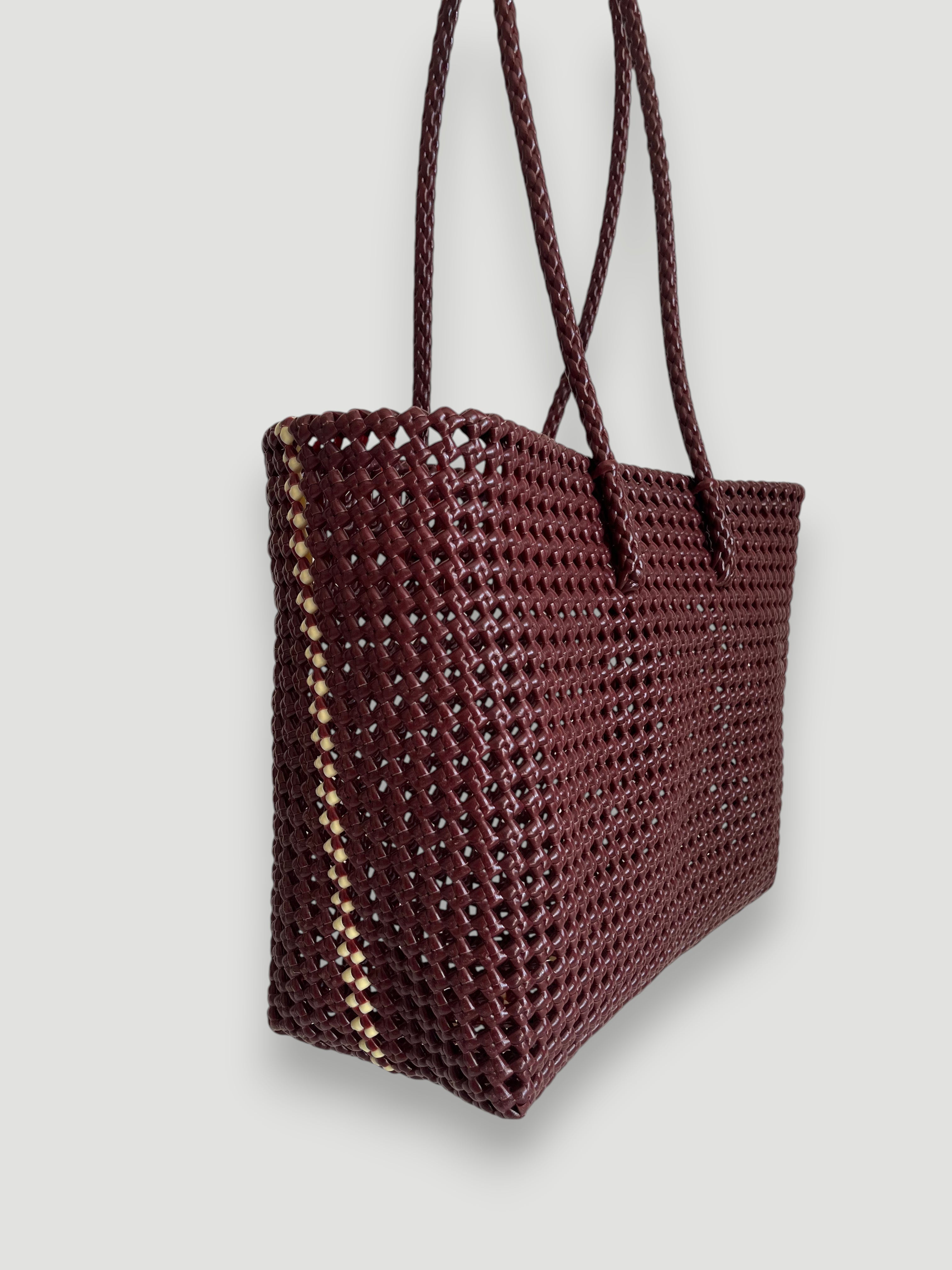 Sac panier MOKA tressé à la main en plastique recyclé bordeaux et crème, grand format avec anses solides