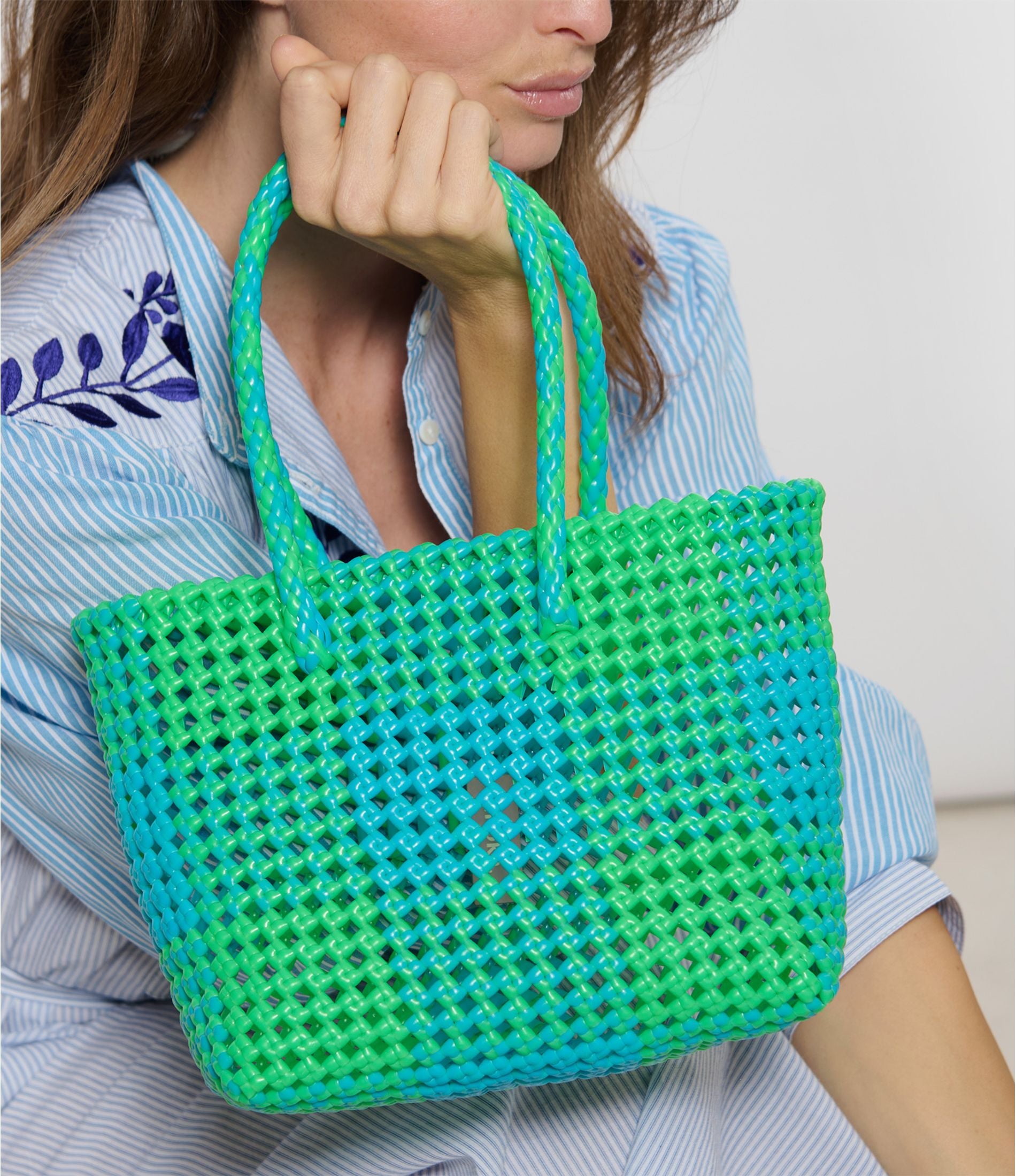 N°220S - SAC PANIER TRESSÉ MAIN - PETIT - vert fluo & bleu clair